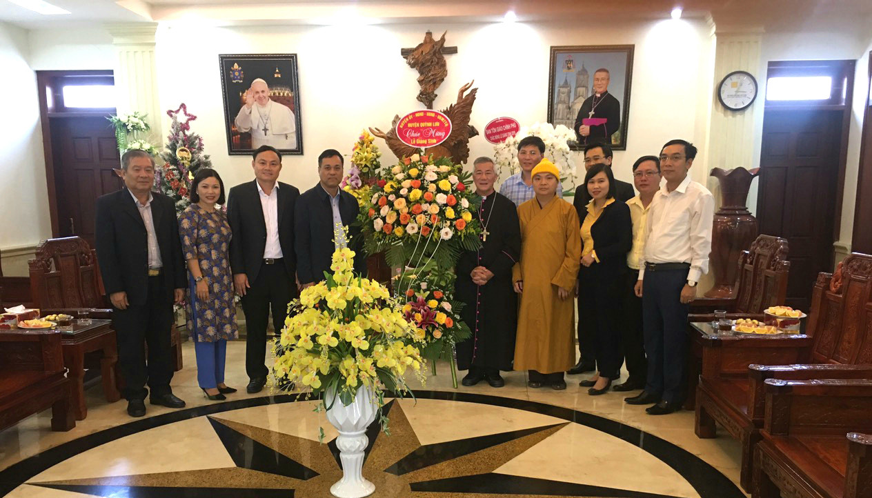 Lãnh đạo huyện Quỳnh Lưu chúc mừng Tòa giám mục giáo phận Vinh nhân dịp lễ Noel