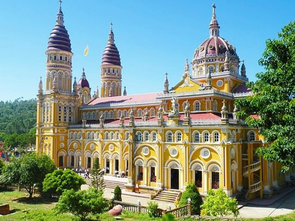 Nhà thờ Mành Sơn mang lối kiến trúc khá độc đáo với màu vàng chủ đạo - Tiến Thủy - QL