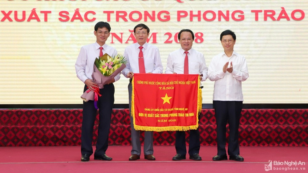 Đồng chí Nguyễn Xuân Sơn - Phó Bí thư Thường trực Tỉnh ủy, Chủ tịch HĐND tỉnh đã trao Cờ thi đua của Chính phủ tặng Đảng ủy Khối CCQ tỉnh vì có thành tích xuất sắc trong phong trào thi đua năm 2018. Ảnh: Thành Duy