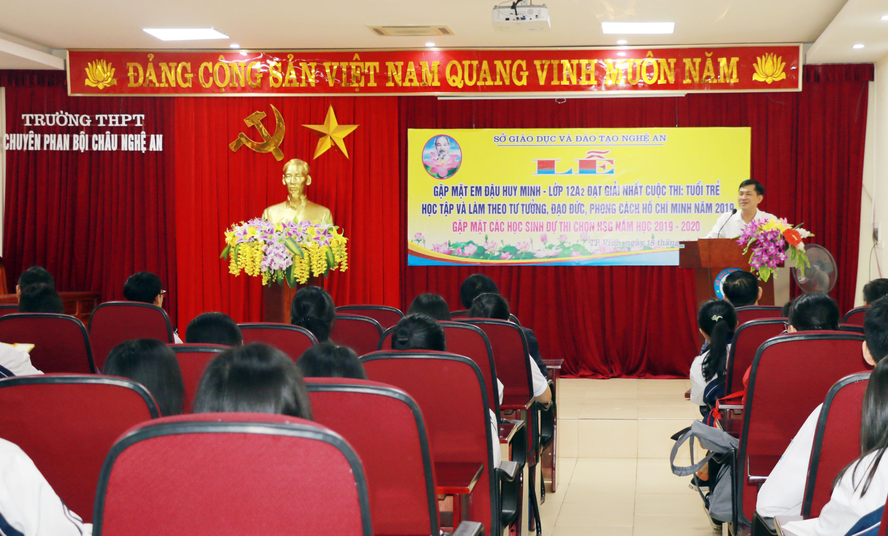 Giám đốc Sở Giáo dục và Đào tạo Thái Văn Thành phát biểu tại buổi lễ. Ảnh: Mỹ Hà
