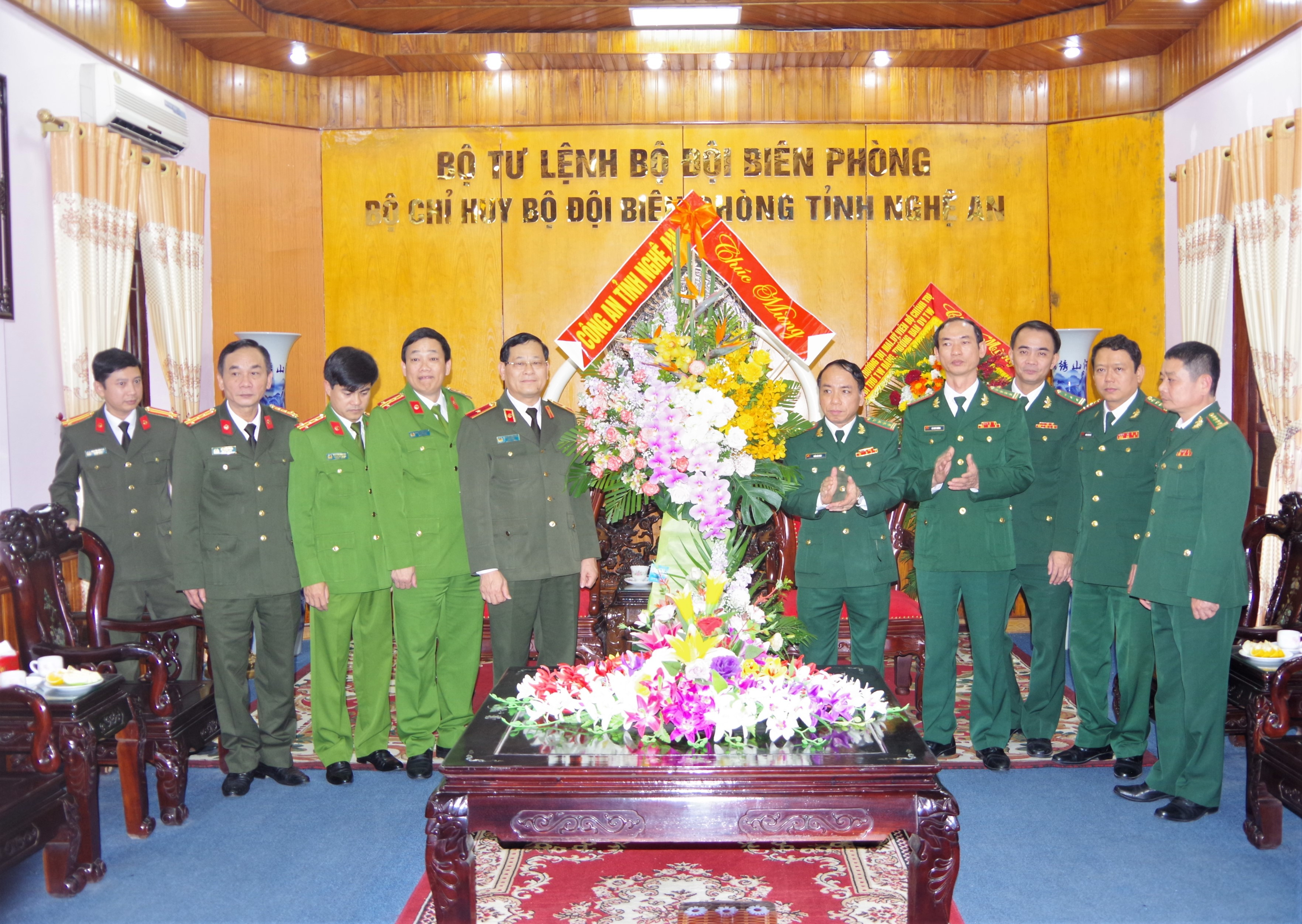 Ban giám đốc Công an tỉnh Nghệ An chúc mừng CBCS BĐBP tỉnh. Ảnh: Lê Thạch