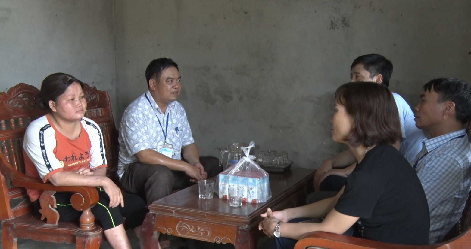 Cấp ủy chính quyền và cán bộ chính sách xã Nghĩa Hoàn đến thăm hoàn cảnh gia đình chị Lang Thị Ninh