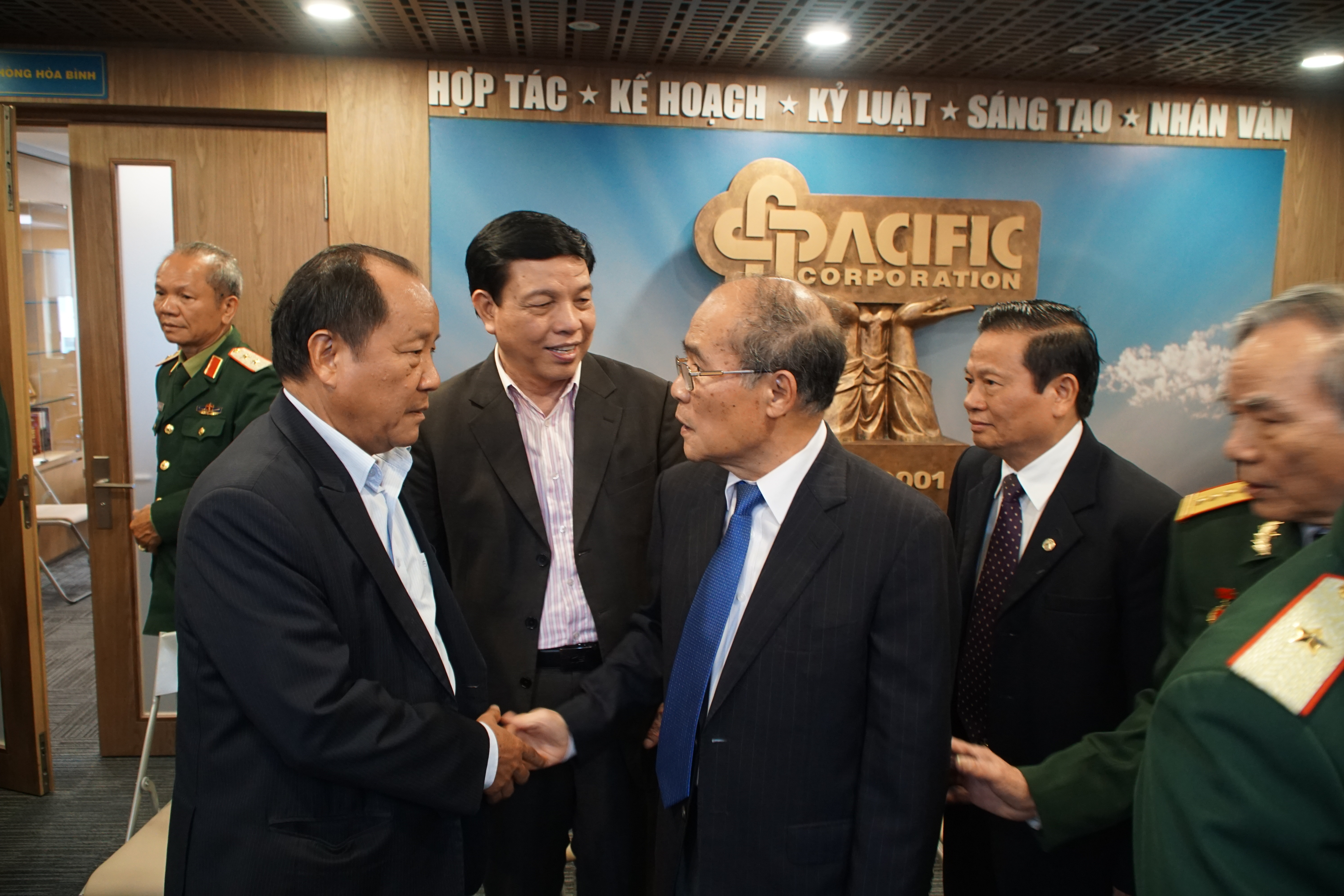 Nguyên Chủ tịch Quốc hội Nguyễn Sinh Hùng trò chuyện với các đại biểu về dự buổi gặp mặt. Ảnh: Nguyễn Công Khang 