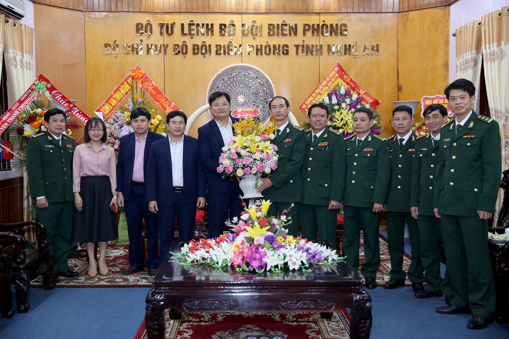 Báo Nghệ An tặng hoa chúc mừng Bộ đội Biên phòng tỉnh. Ảnh: Đức Anh