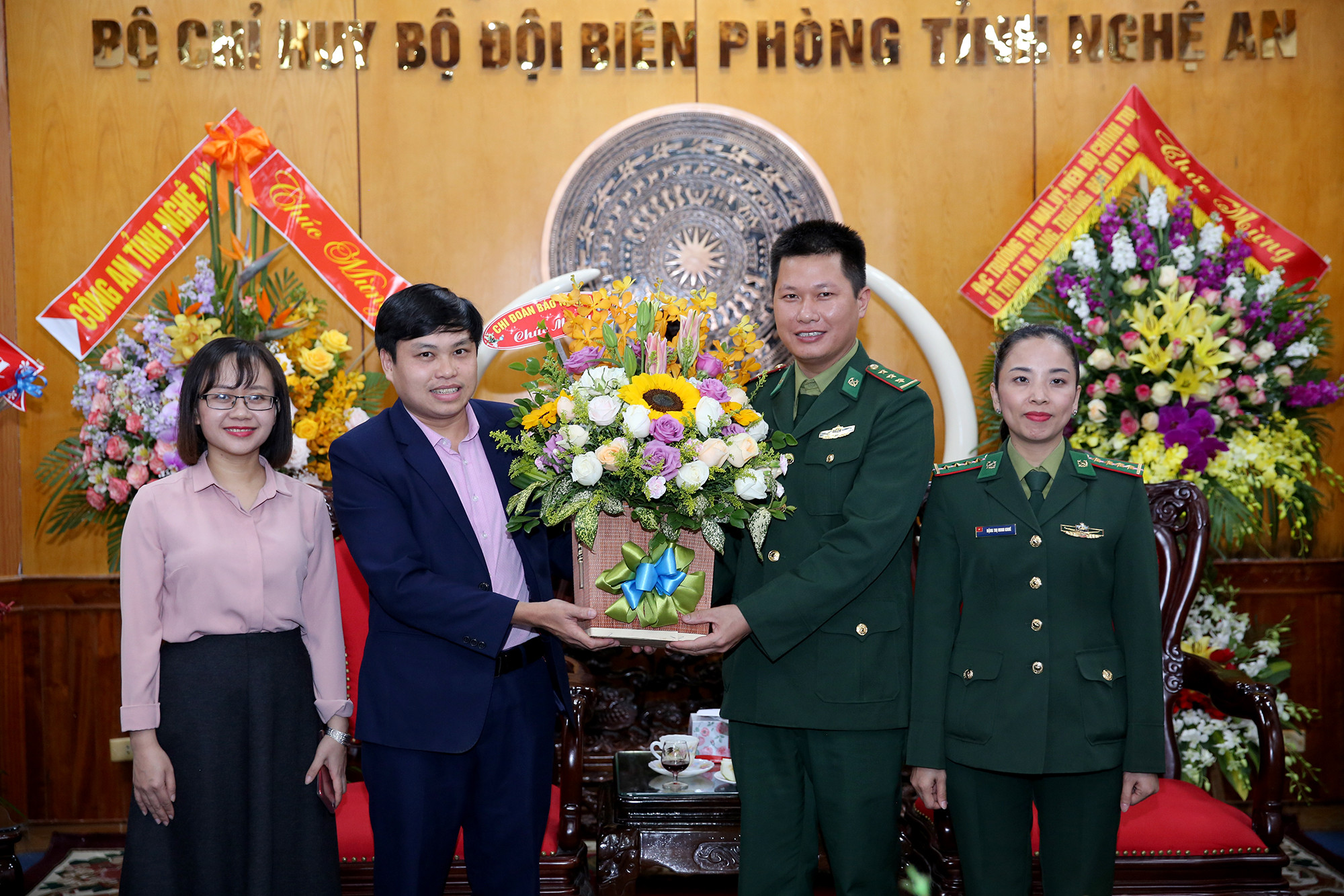 Dịp này Đoàn thanh niên Báo Nghệ An cũng tặng lẵng hoa chúc mừng đoàn thanh niên Bộ đội Biên phòng tỉnh. Ảnh: Đức Anh