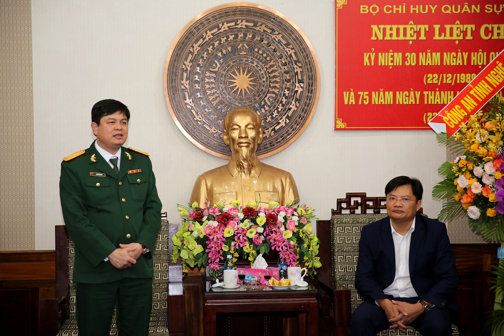 Đồng chí Thái Đức Hạnh, Chính ủy Bộ CHQS tỉnh phát biểu cảm ơn sự quan tâm sâu sắc của Đảng ủy, Ban Biên tập Báo Nghệ An. Ảnh: Đức Anh