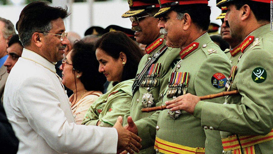  Musharraf bắt tay các sĩ quan quân đội năm 2001. Ảnh CNN
