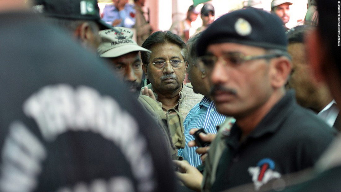 Ông Musharraf được các binh sĩ hộ tống khi bị triệu tập đến tòa án chống khủng bố năm 2013. Ảnh: CNN