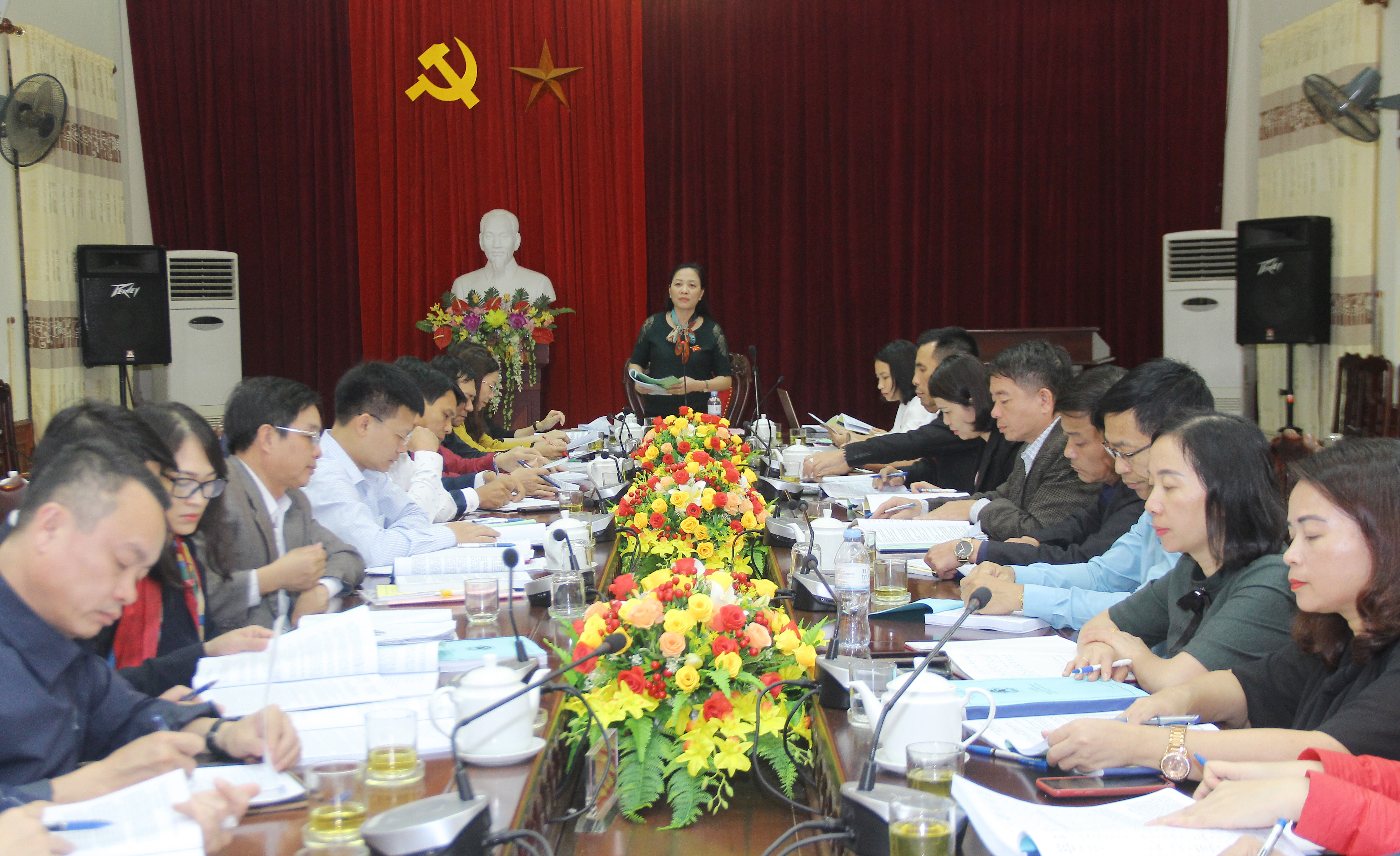 Quang cảnh phiên thảo luận tổ tại kỳ họp 11, HĐND thành phố nhiệm kỳ 2016 - 2021. Ảnh: Mai Hoa