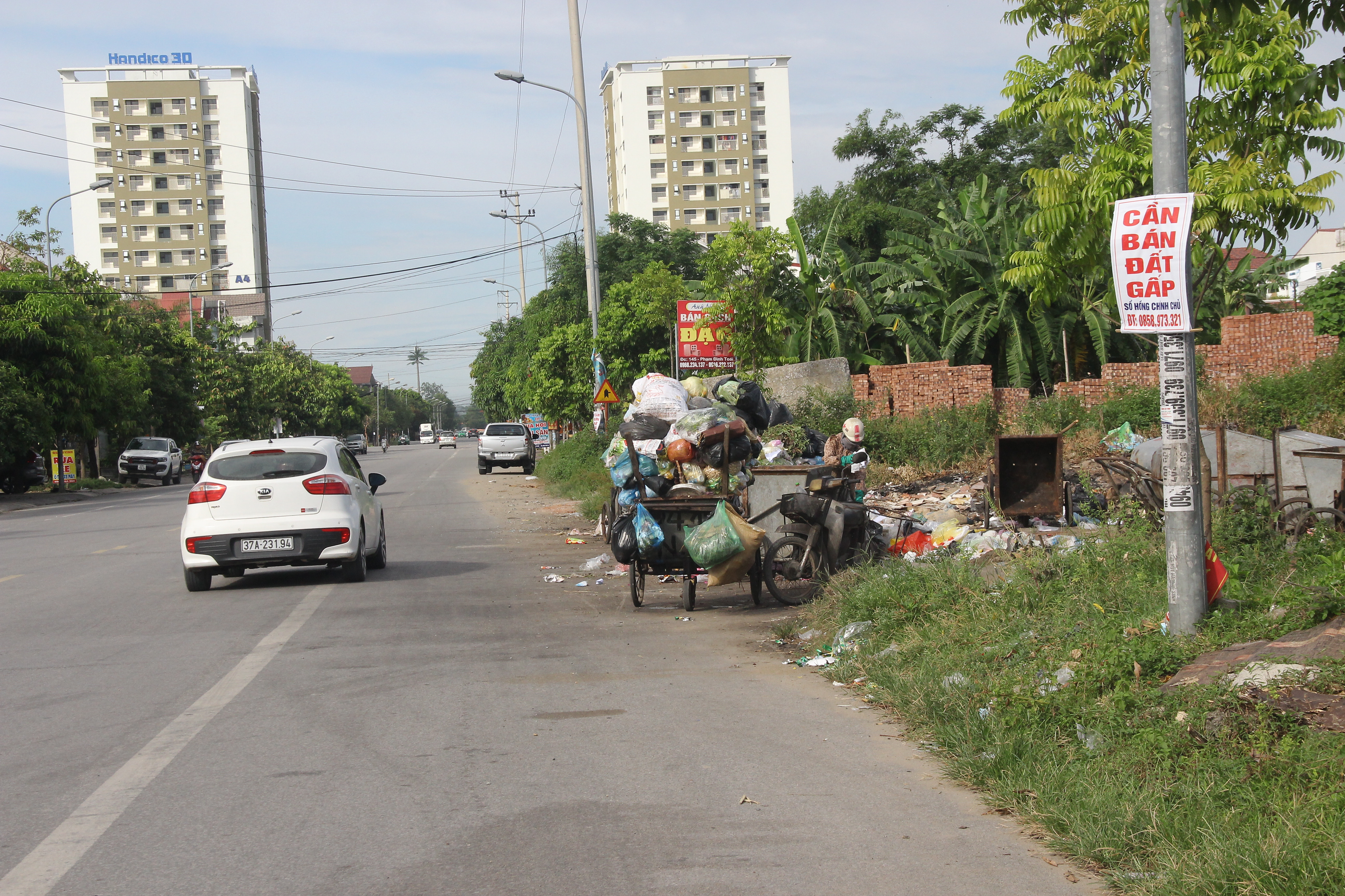 Bất cập trong bố trí các điểm tập kết rác trên nhiều tuyến đường thành phố, ảnh hưởng đến môi trường. Ảnh Mai Hoa.