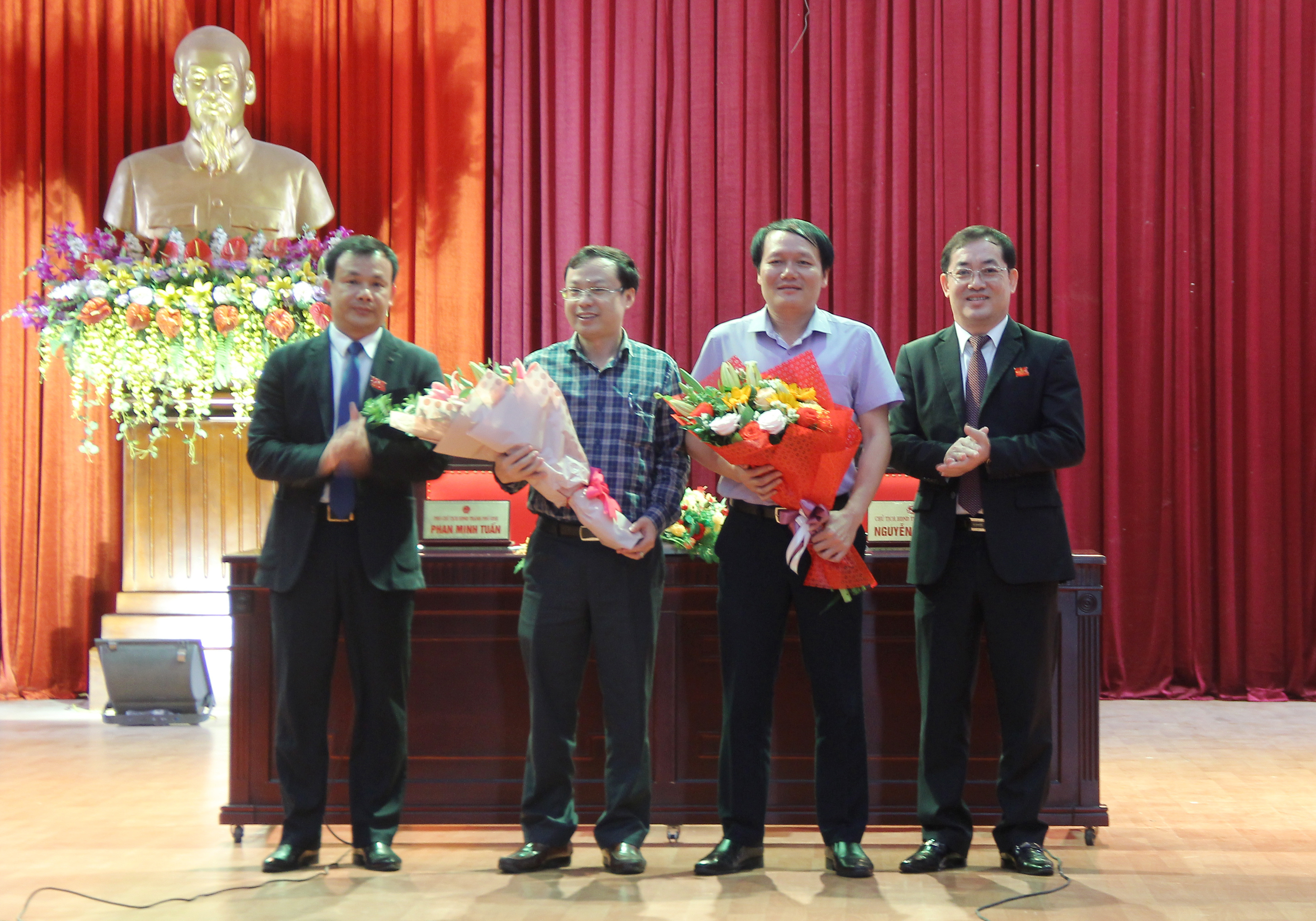 Thường trực HĐND thành phố Vinh tặng hoa cảm ơn các đồng chí được miễn nhiễm chức vụ Ủy viên UBND thành phố nhiệm kỳ 2016 - 2021 do điều chuyển công tác khác. Ảnh: Mai Hoa