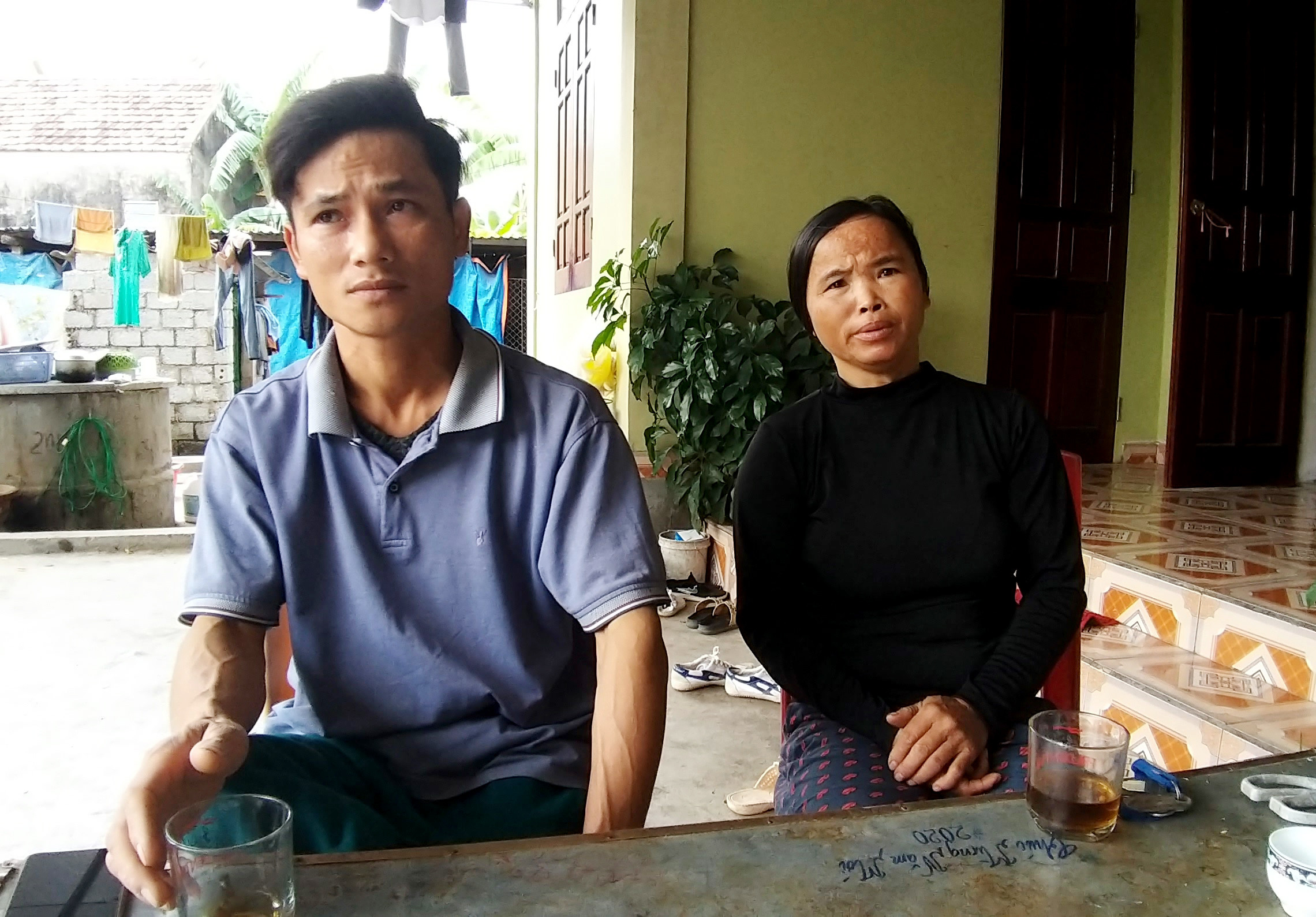 Anh Chu Duy Lý và bà Nguyễn Thị Minh bần thần ngồi kể lại việc ông Long vay tiền nhiều năm rồi chiếm đoạt. Ảnh: P.B