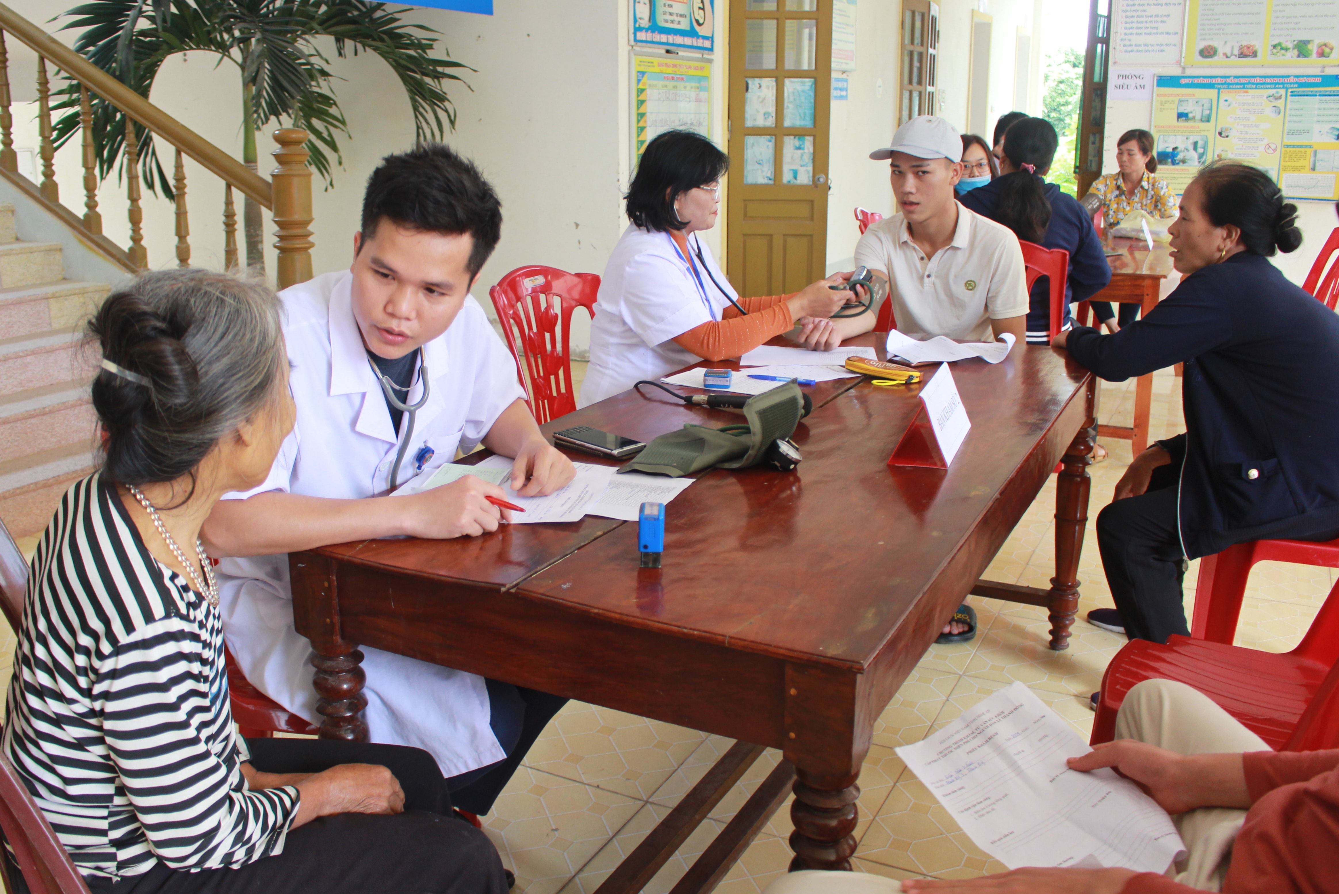 Câu lạc bộ Thầy thuốc trẻ huyện Thanh Chương thăm khám cho người dân. Ảnh: Phương Thúy