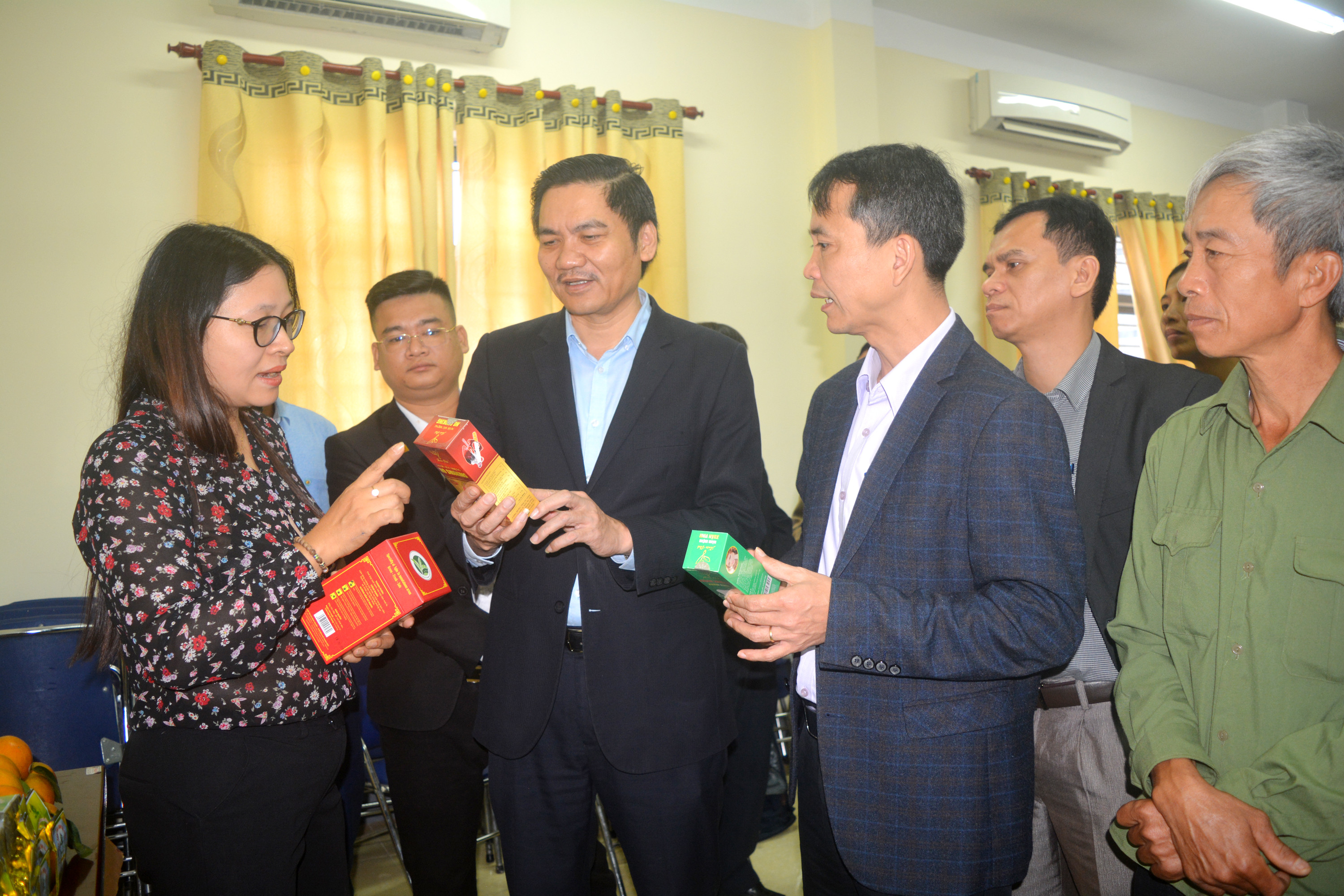 Đồng chí Hoàng Nghĩa Hiếu, Phó Chủ tịch UBND tỉnh trao đổi với các hộ sản xuất về tầm quan trọng của việc 