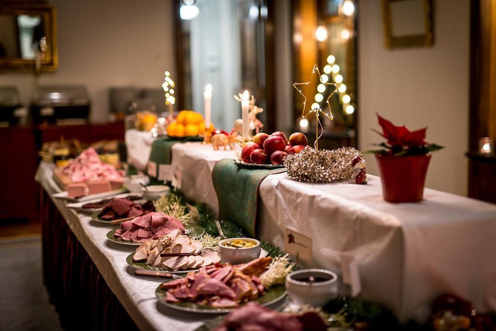 Julbord (Thụy Điển): Theo truyền thống, mỗi gia đình ở Thụy Điển sẽ chuẩn bị một bữa Julbord vào đêm Giáng sinh với vô số đồ ăn ngon như cá trích, thịt nguội, pate, xúc xích tuần lộc, món hầm, khoai tây và pho mát... Tất cả được bày biện chật kín trên bàn tiệc. Món ăn chính và chắc chắn không thể thiếu là đĩa thịt giăm bông (julskinka) và vụn bánh mì. Mâm cơm phức tạp, cầu kỳ đến mức các đầu bếp chuyên dụng thường bắt đầu chuẩn bị trước một tháng. Ảnh: Foto Graft.