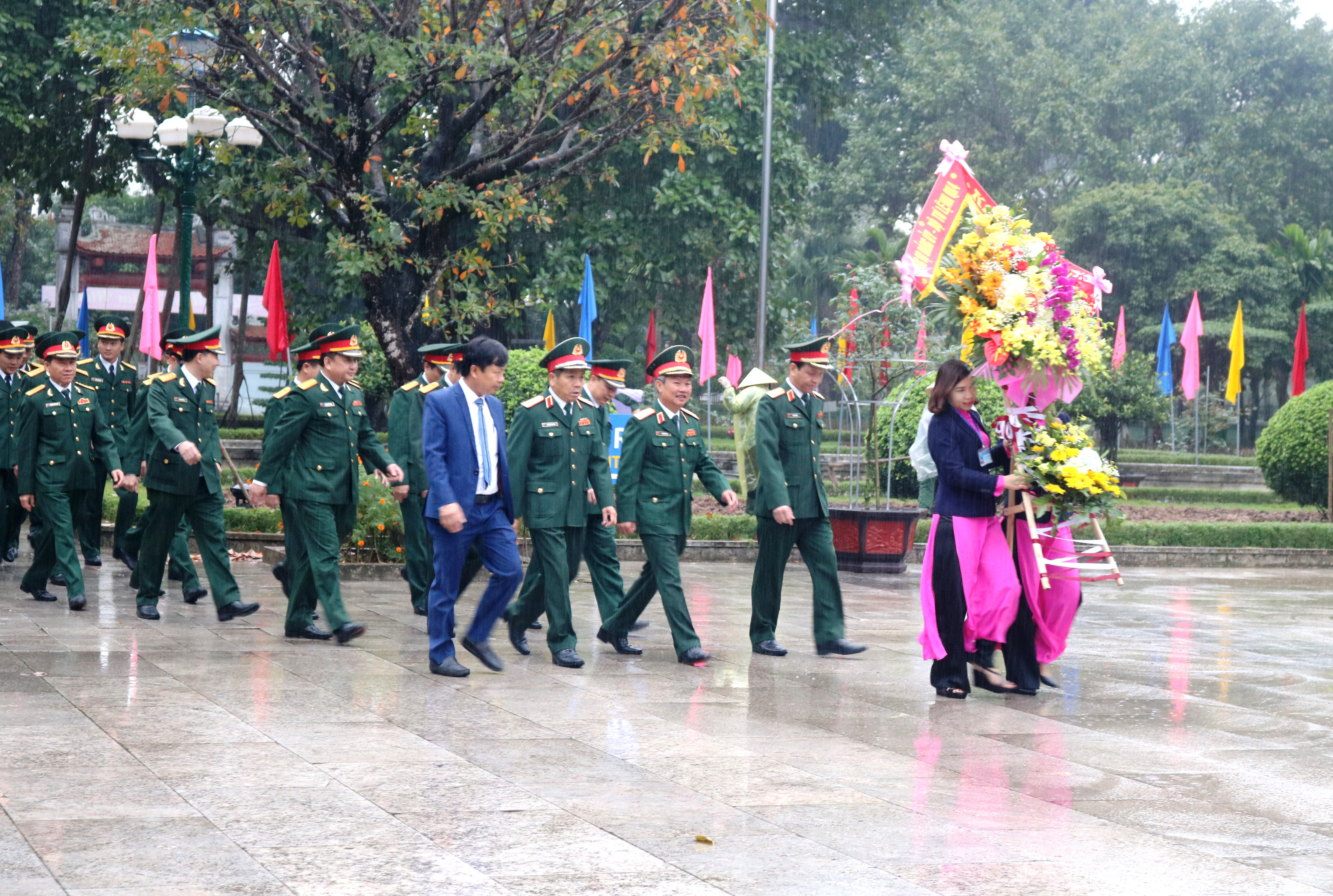 Đảng ủy, Bộ Tư lệnh Quân khu dâng hương, hoa tưởng niệm Chủ tịch Hồ Chí Minh.