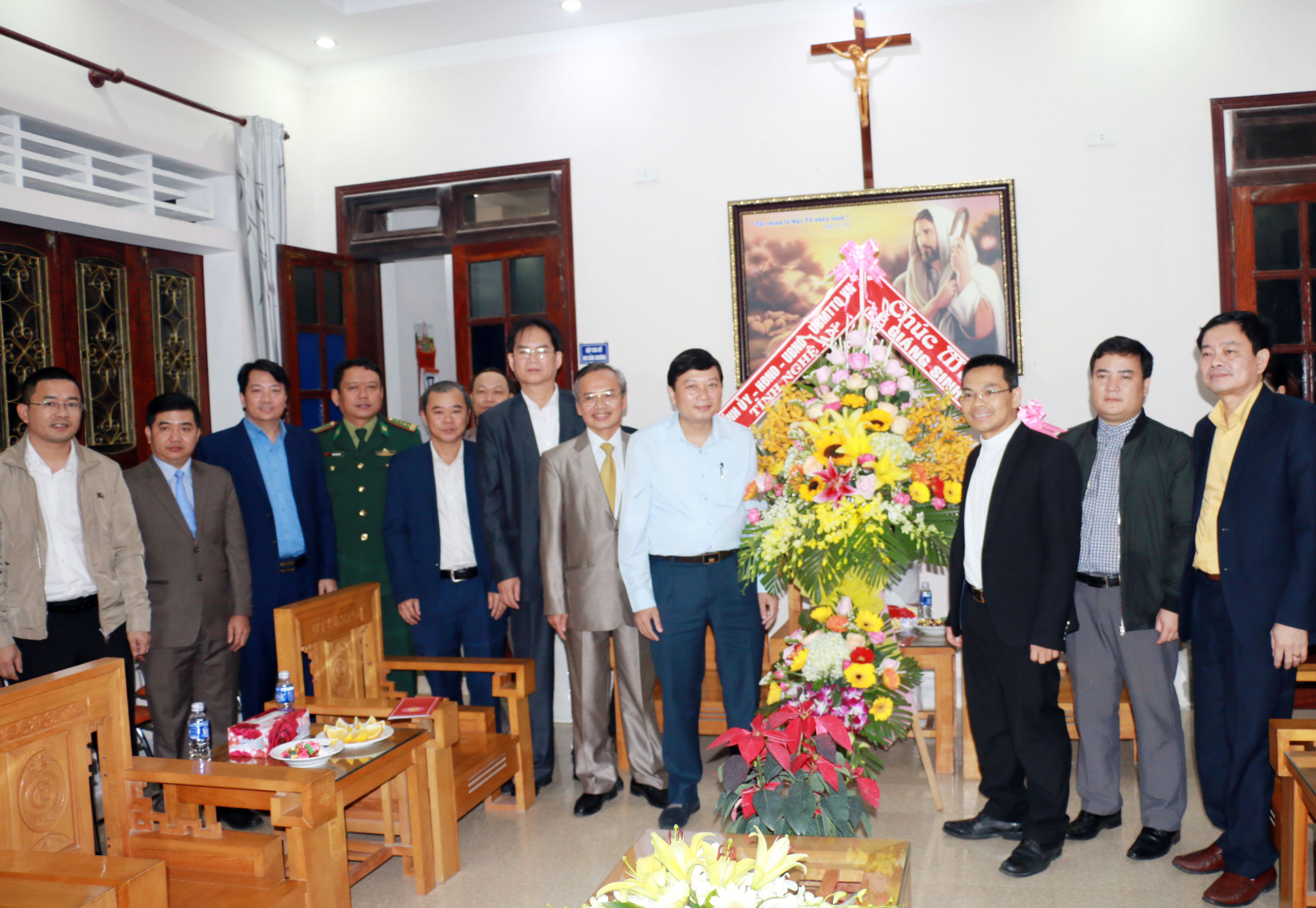 Đồng chí Lê Hồng Vinh tặng hoa chúc mừng Lễ Giáng sinh tại Giáo hạt Xã Đoài. Ảnh: Mỹ Hà