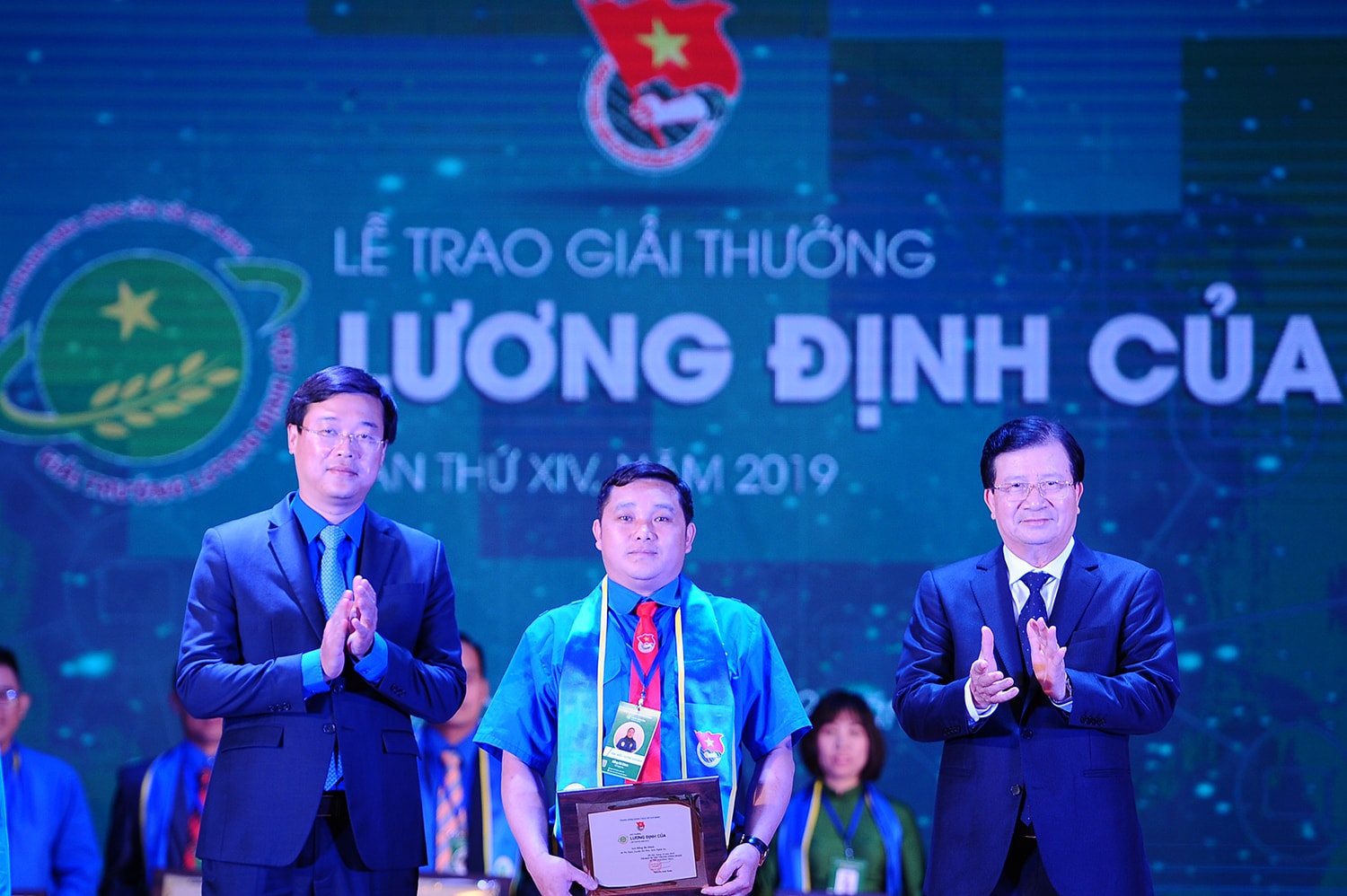 Xồng Bá Dênh - Bí thư Đoàn xã Na Ngoi, huyện Kỳ Sơn, tỉnh Nghệ An vinh dự là một trong 34 gương mặt nhà nông trẻ nhận giải thưởng Lương Định Của của Trương ương Đoàn TNCS Hồ Chí Minh tổ chức. Ảnh: Phương Thúy