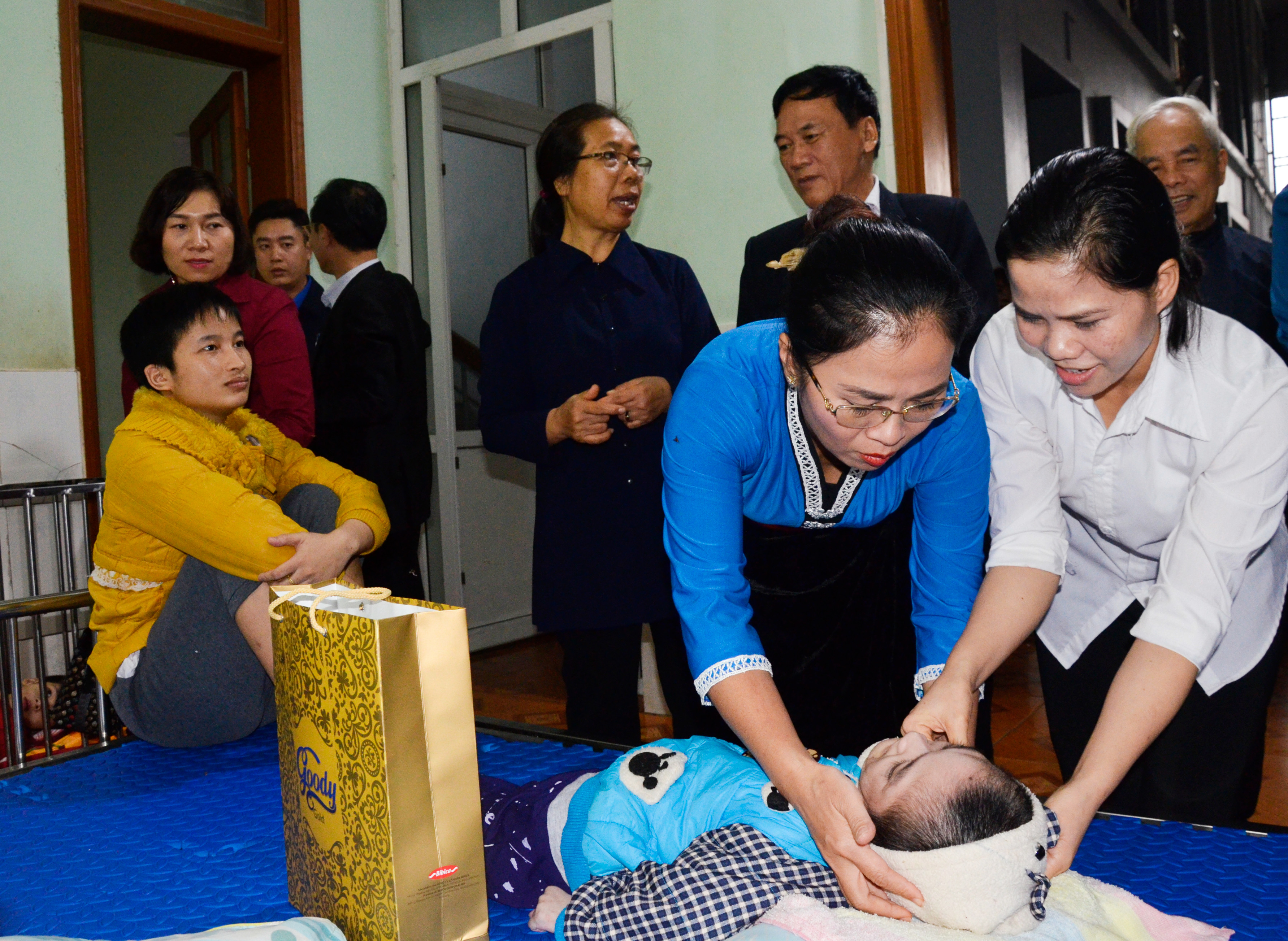Đồng chí Võ Thị Minh Sinh thăm các cháu khuyết tật mồ côi đang được nuôi dưỡng tại
