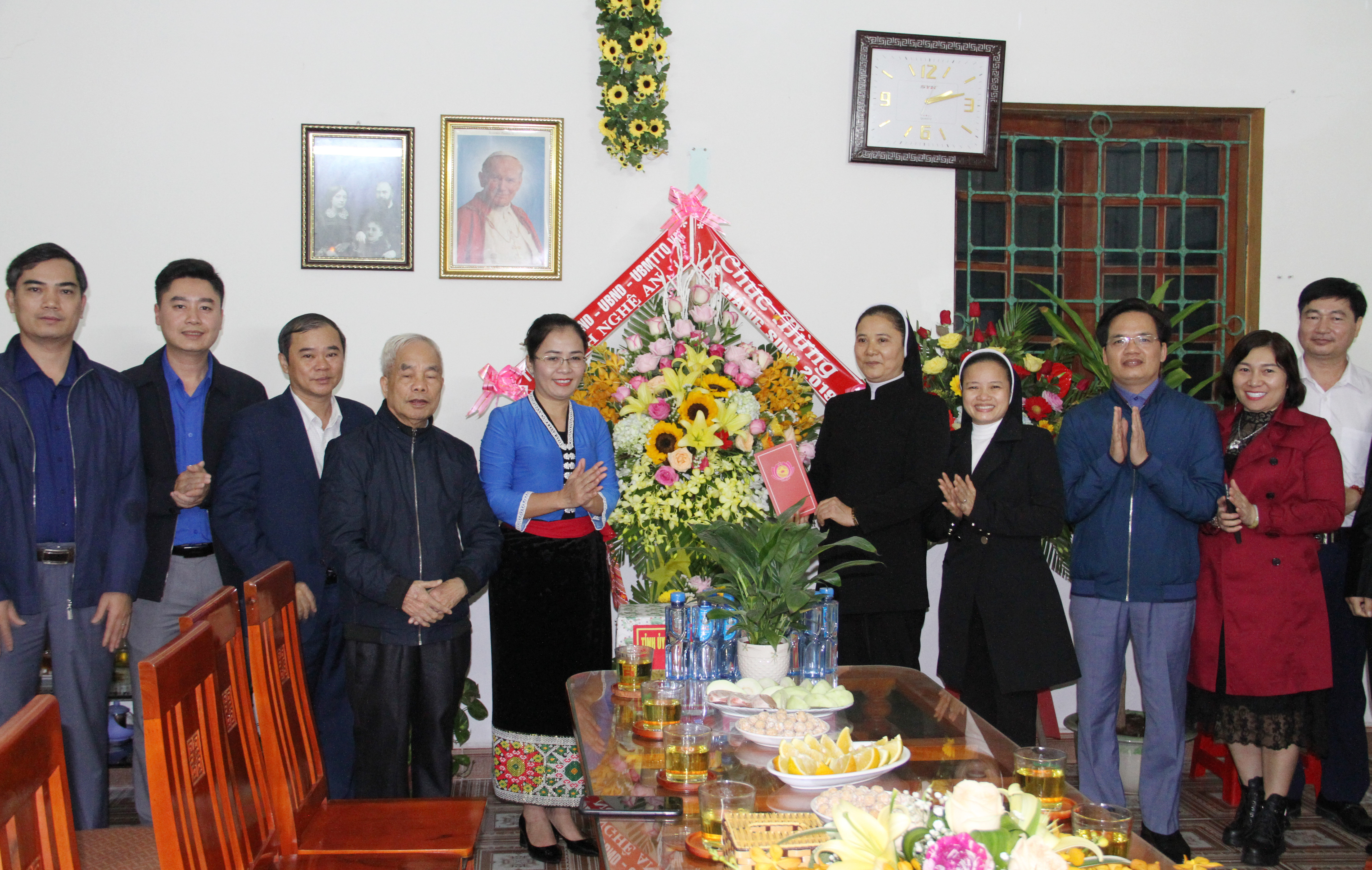Đoàn công tác của Tỉnh ủy tặng hoa chúc mừng Trường