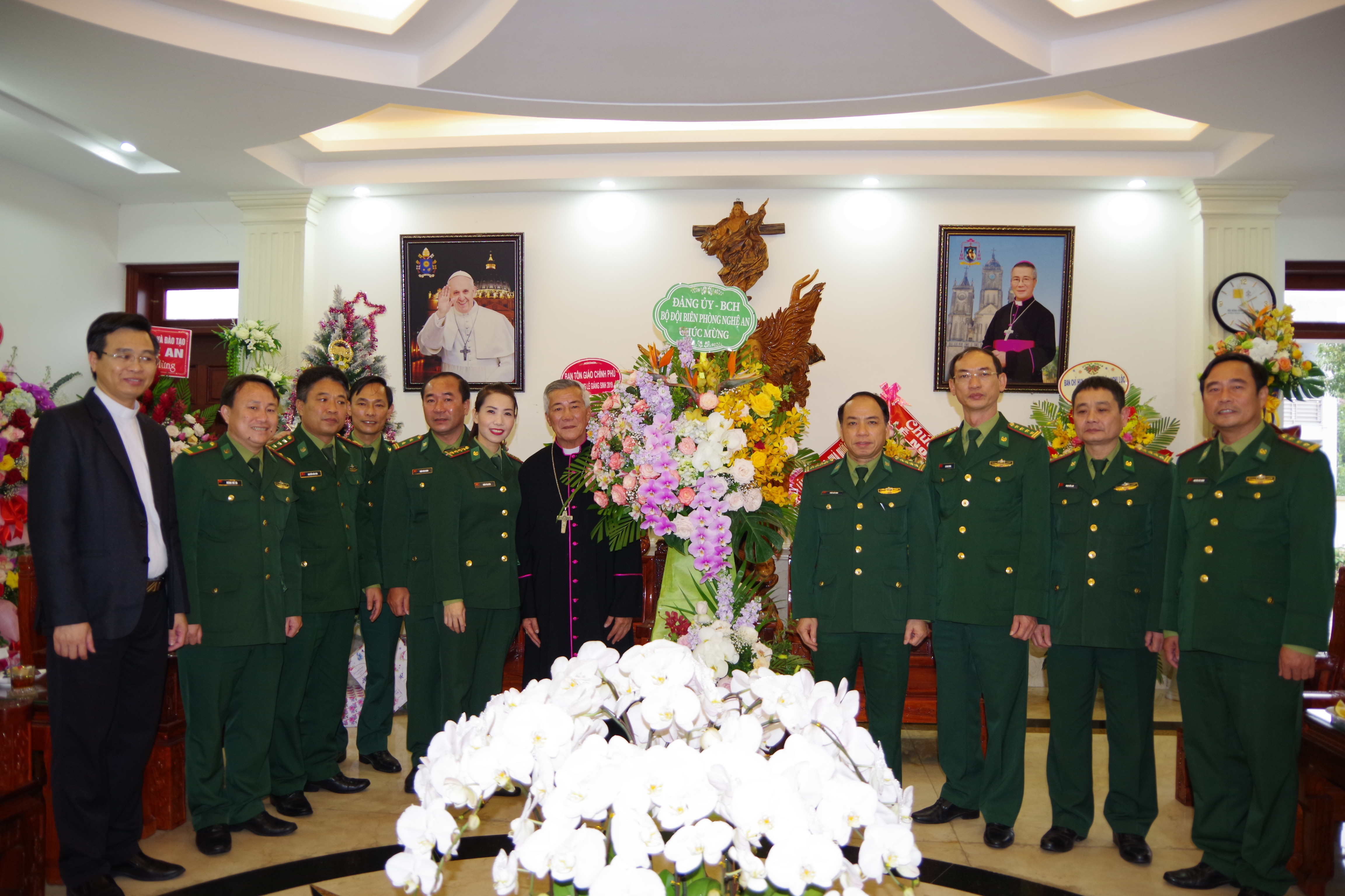 Lãnh đạo Bộ Chỉ huy BĐBP Nghệ An tặng hoa chúc mừng Tòa giám mục giáo phận Vinh.