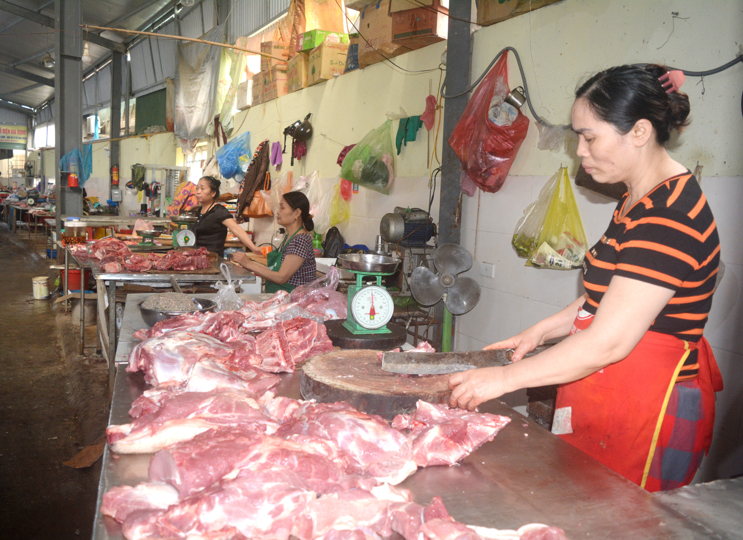 Giá lợn tăng vọt khiến sức tiêu thụ mặt hàng này giảm, các hàng thịt lợn rơi vào tình cảnh ế ẩm. Nhiều lò mổ, sạp thịt phải ngưng hoạt động. Ảnh: Thanh Phúc