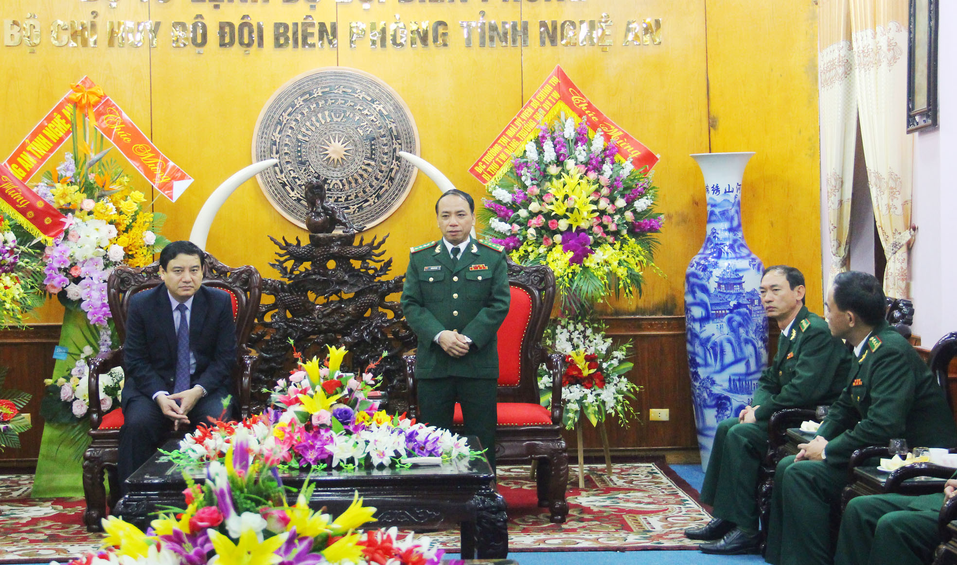 Đại tá Trần Hải Bình - Chỉ huy trưởng Bộ Chỉ huy BĐBP tỉnh Nghệ An báo cáo với đoàn công tác. Ảnh: Thanh Quỳnh