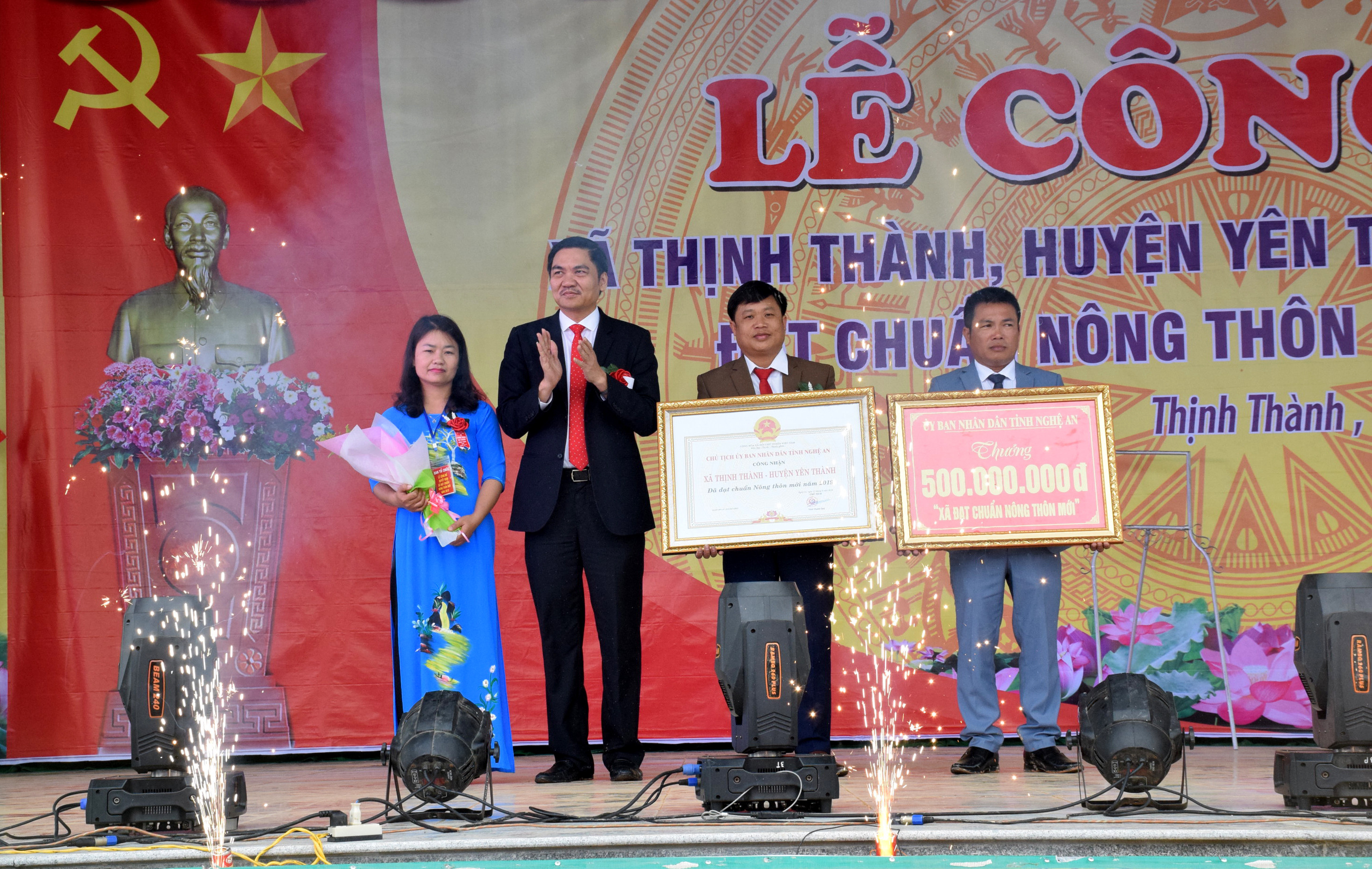 Phó Chủ tịch UBND tỉnh trao Bằng Công nhận xã đạt chuẩn NTM cho Đảng bộ, chính quyền và nhân dân xã Thịnh Thành. Ảnh: Xuân Hoàng