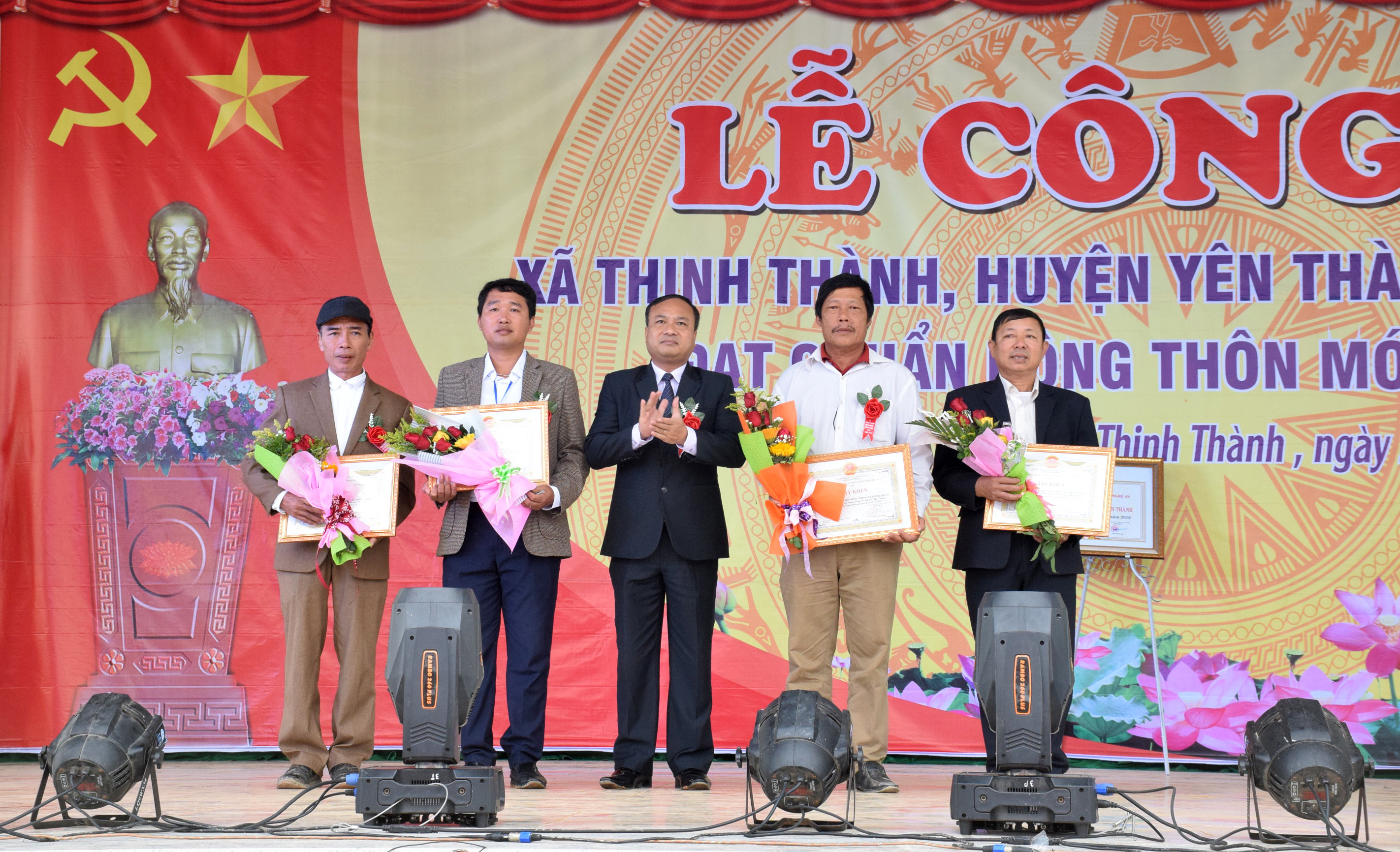 Lãnh đạo Huyện ủy Yên Thành trao thưởng Giấy khen cho các tập thể, cá nhân có thành tích xuất sắc trong phong trào xây dựng NTM tại địa phương. Ảnh: Xuân Hoàng