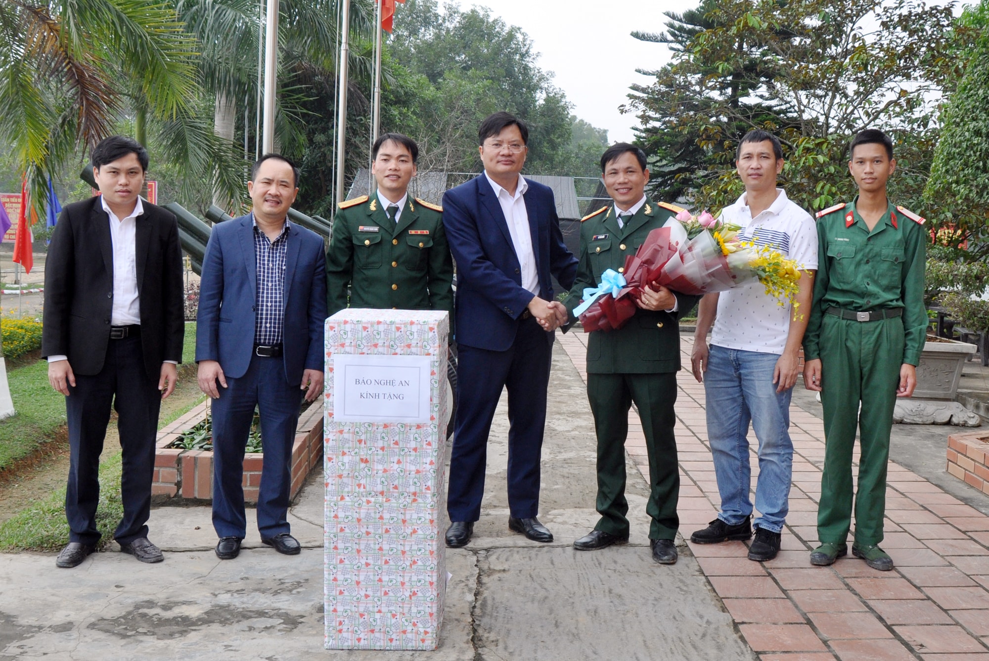 Đại diện lãnh đạo Báo Nghệ An tặng hoa và quà chúc mừng Tiểu đoàn 17 - Sư đoàn 324 nhân kỷ niệm 75 năm Ngày Thành lập Quân đội nhân dân Việt Nam. Ảnh: Công Kiên