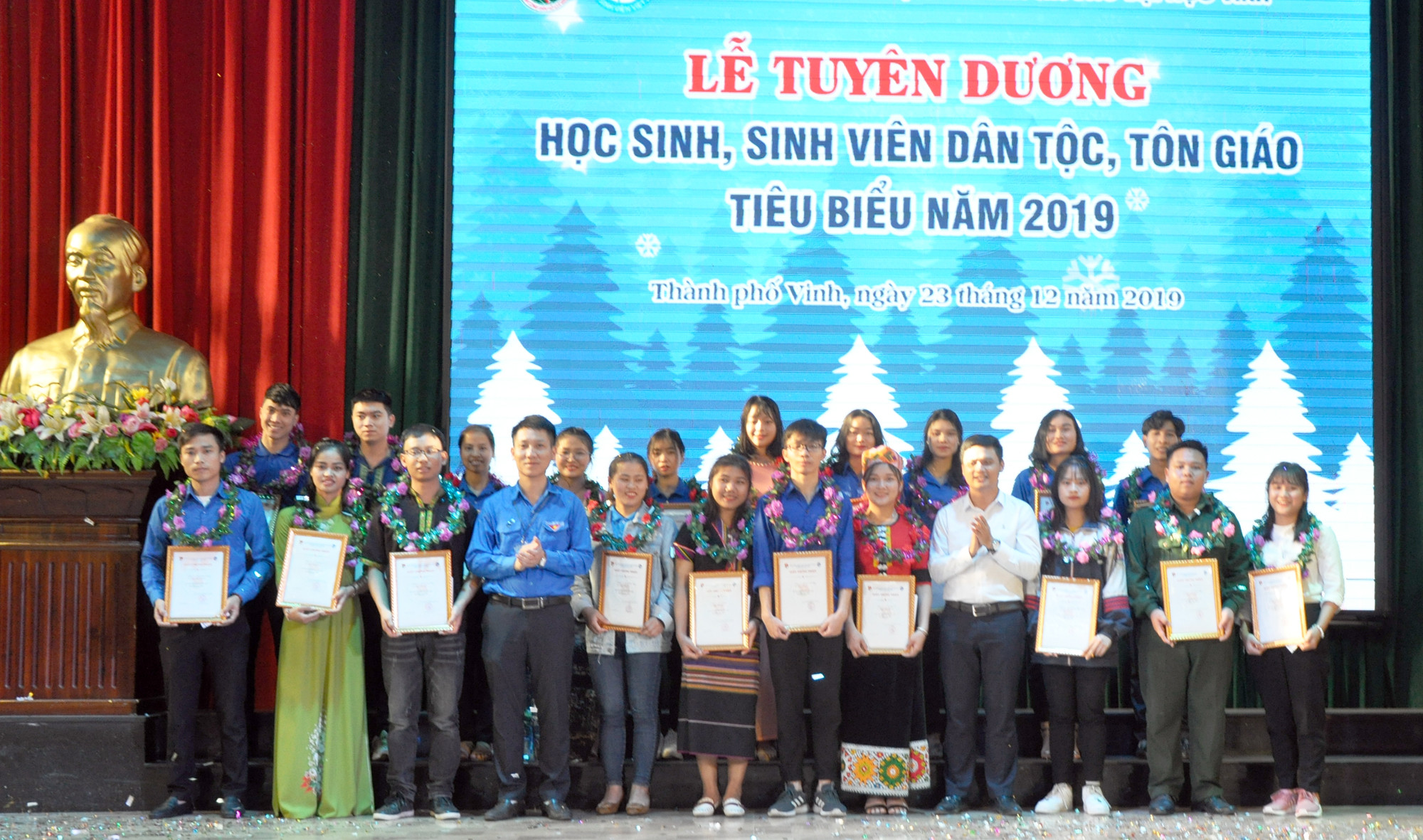 Đại diện Tỉnh đoàn và Đoàn Thanh niên Trường Đại học Vinh trao tặng Giấy khen cho các học sinh, sinh viên dân tộc, tôn giáo tiêu biểu.
