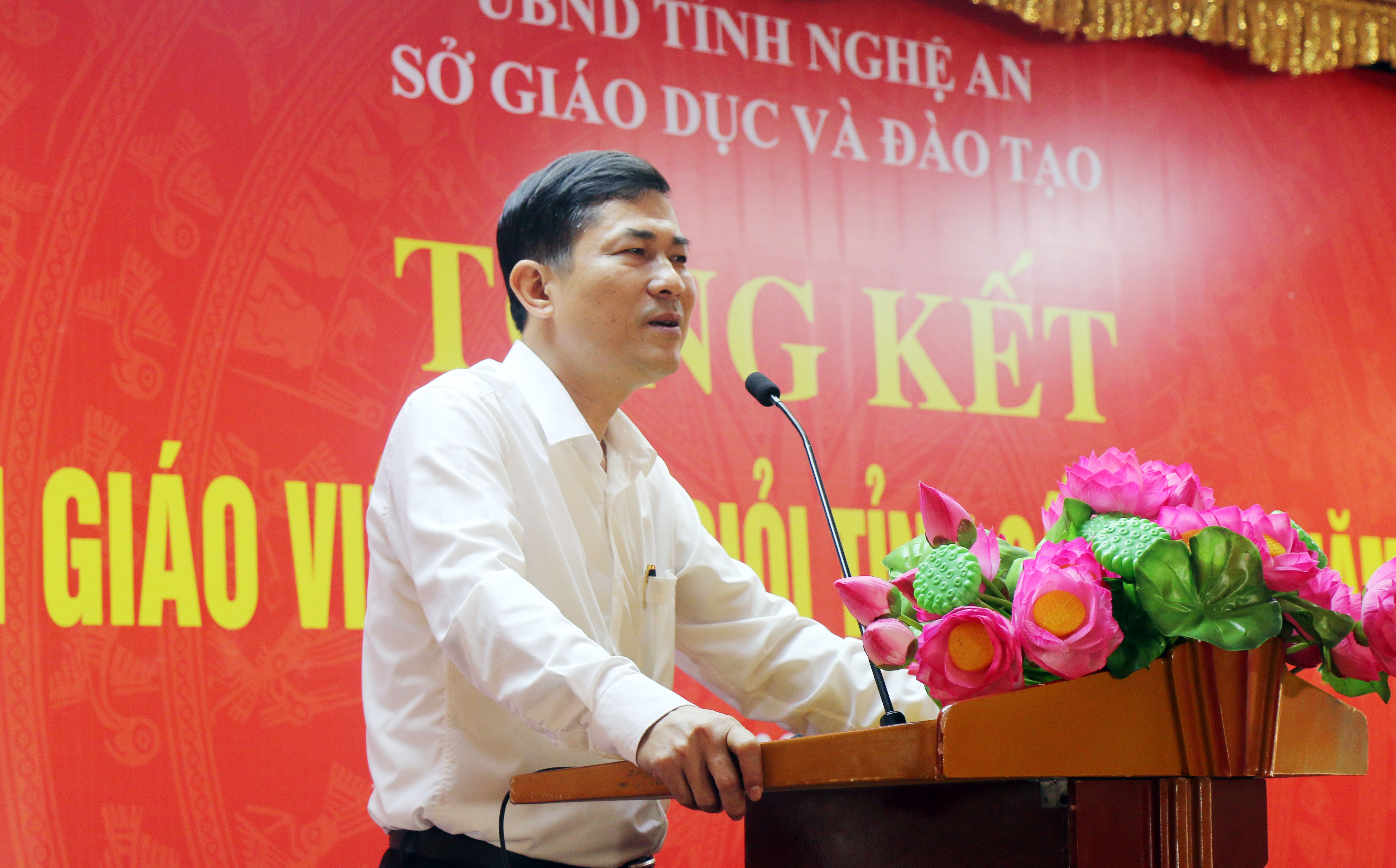 Giám đốc Sở Giáo dục và Đào tạo Thái Văn Thành phát biểu tại cuộc họp. Ảnh: Mỹ Hà