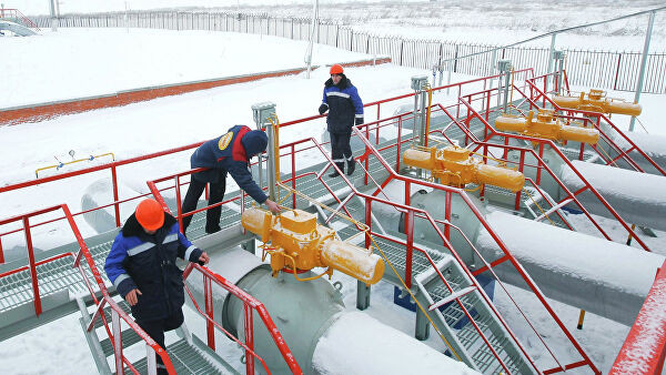 Công nhân kiểm tra các đường ống dẫn khí đốt. Ảnh: Ria Novosti 