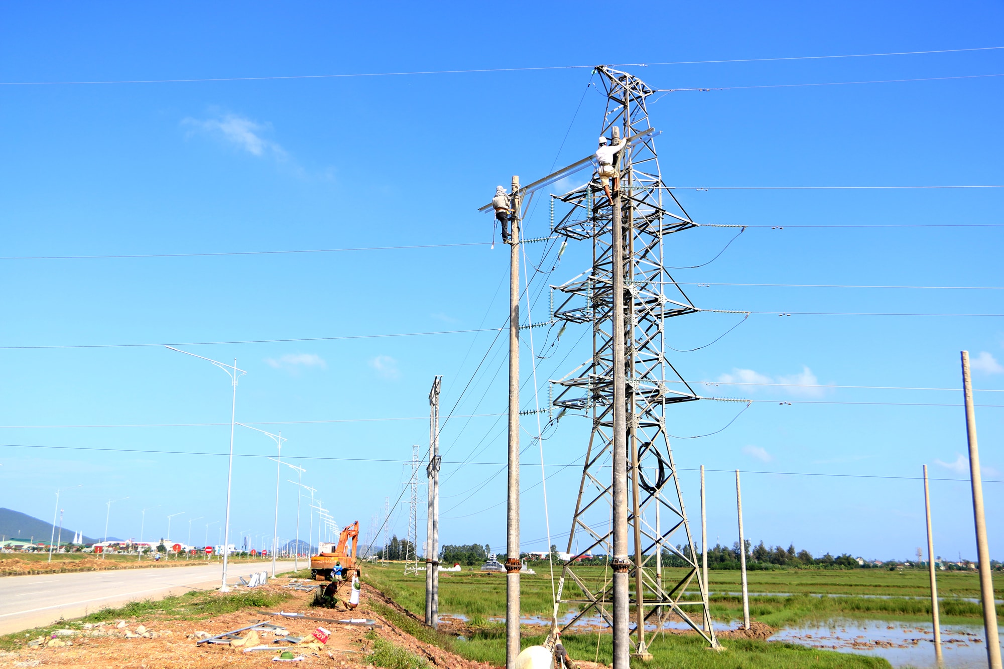 Thi công lắp đặt đường dây hạ thế 110KV vào KCN WHA tại Nghi Lộc. Ảnh: Nguyễn Hải