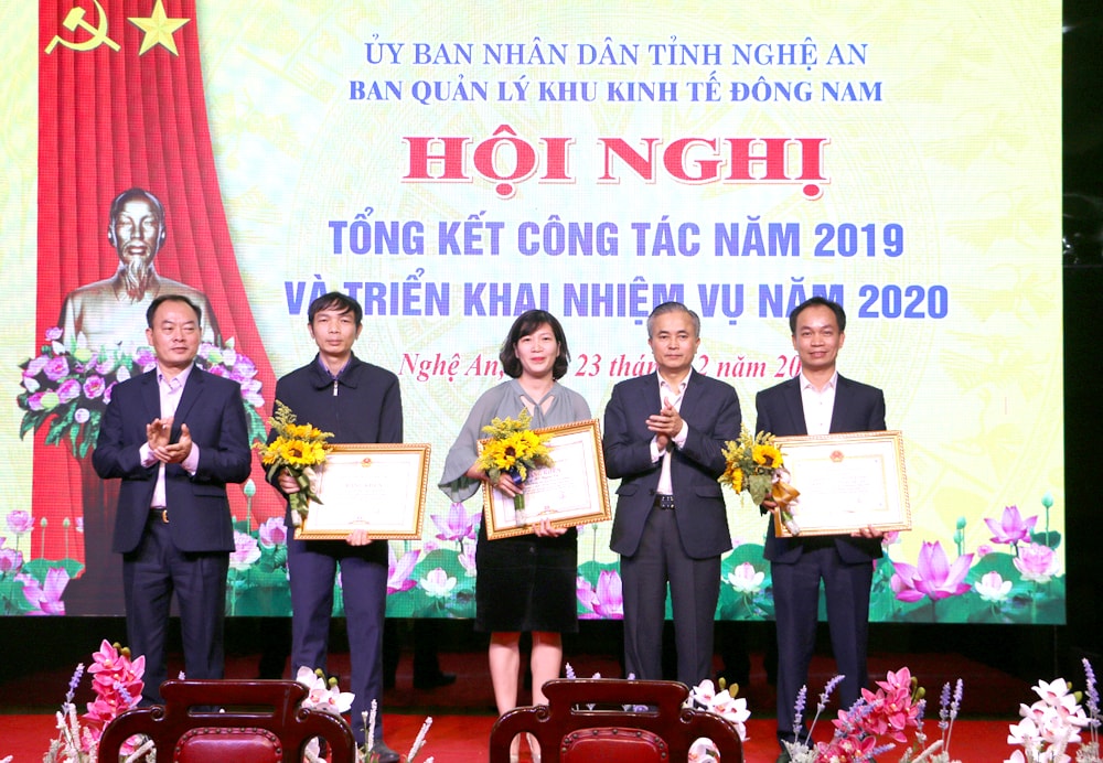 Trao Bằng khen của UBND tỉnh cho 1 tập thể và 2 cá nhân trong Ban quản lý KKT Đông Nam có thành tích xuất sắc trong năm 2019. Ảnh: Nguyễn Hải