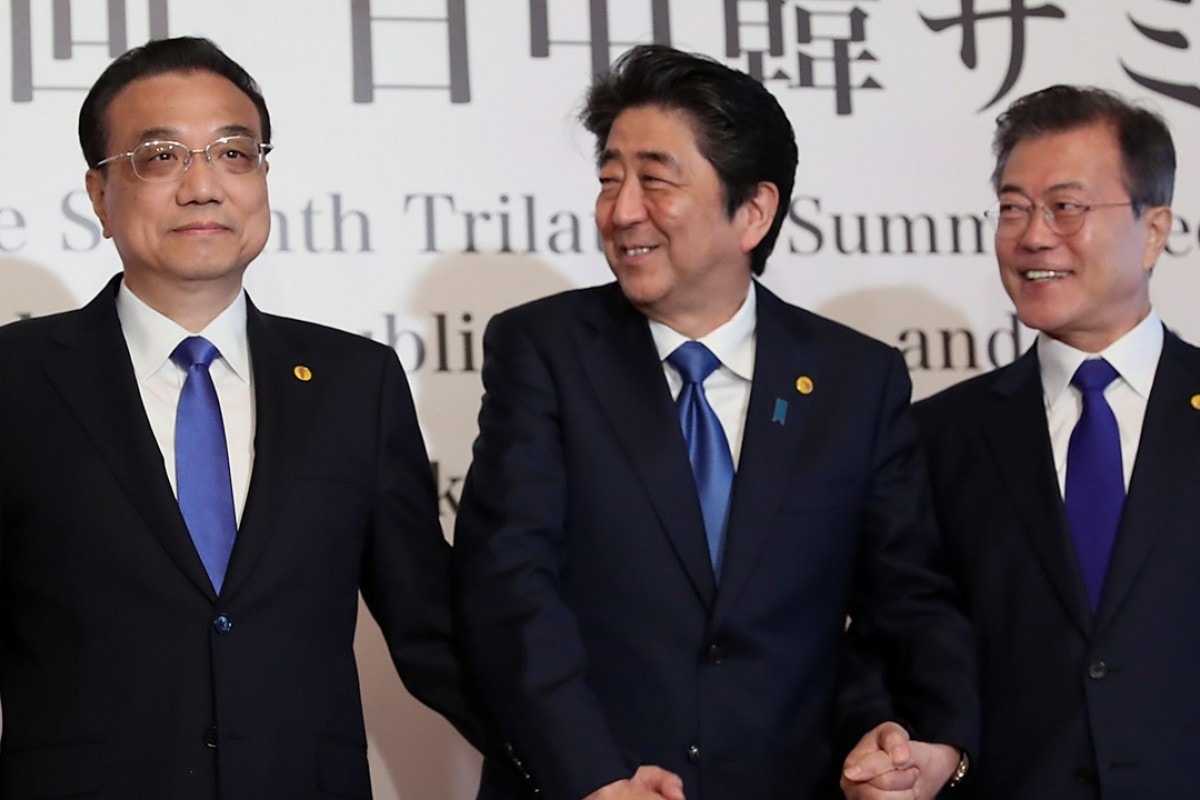 Thủ tướng Trung Quốc Lý Khắc Cường, Thủ tướng Nhật Bản Abe Shinzo và Tổng thống Hàn Quốc Moon Jae-in tiến hành Hội nghị thượng đỉnh 3 bên tại Tokyo, tháng 5/2018. (Ảnh: EPA-EFE)