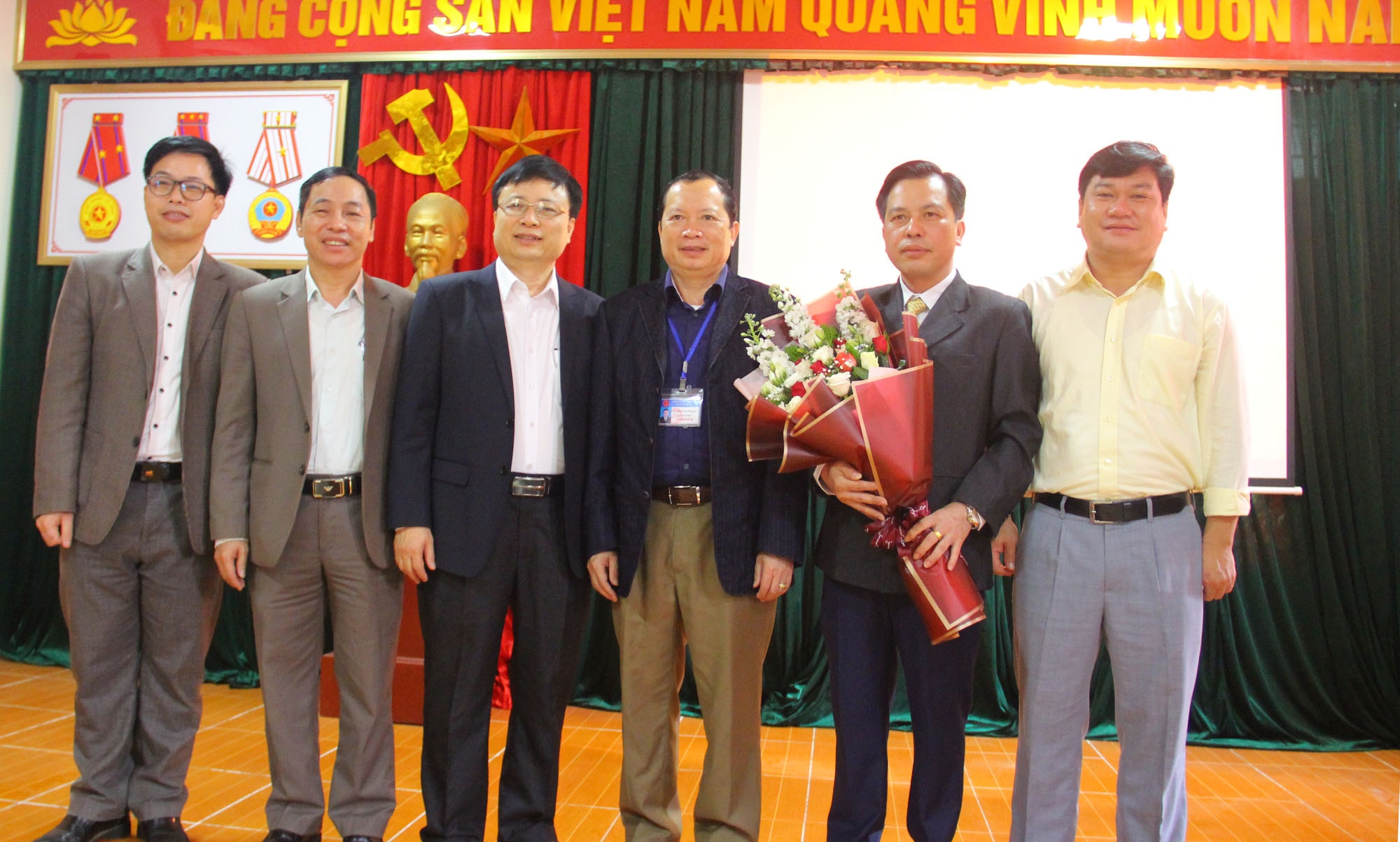 Đồng chí Phó Chủ tịch UBND tỉnh Bùi Đình Long và đại diện lãnh đạo Ban Dân tộc tỉnh chúc mừng tân Phó Ban Dân tộc tỉnh Vy Mỹ Sơn. Ảnh: Thanh Quỳnh