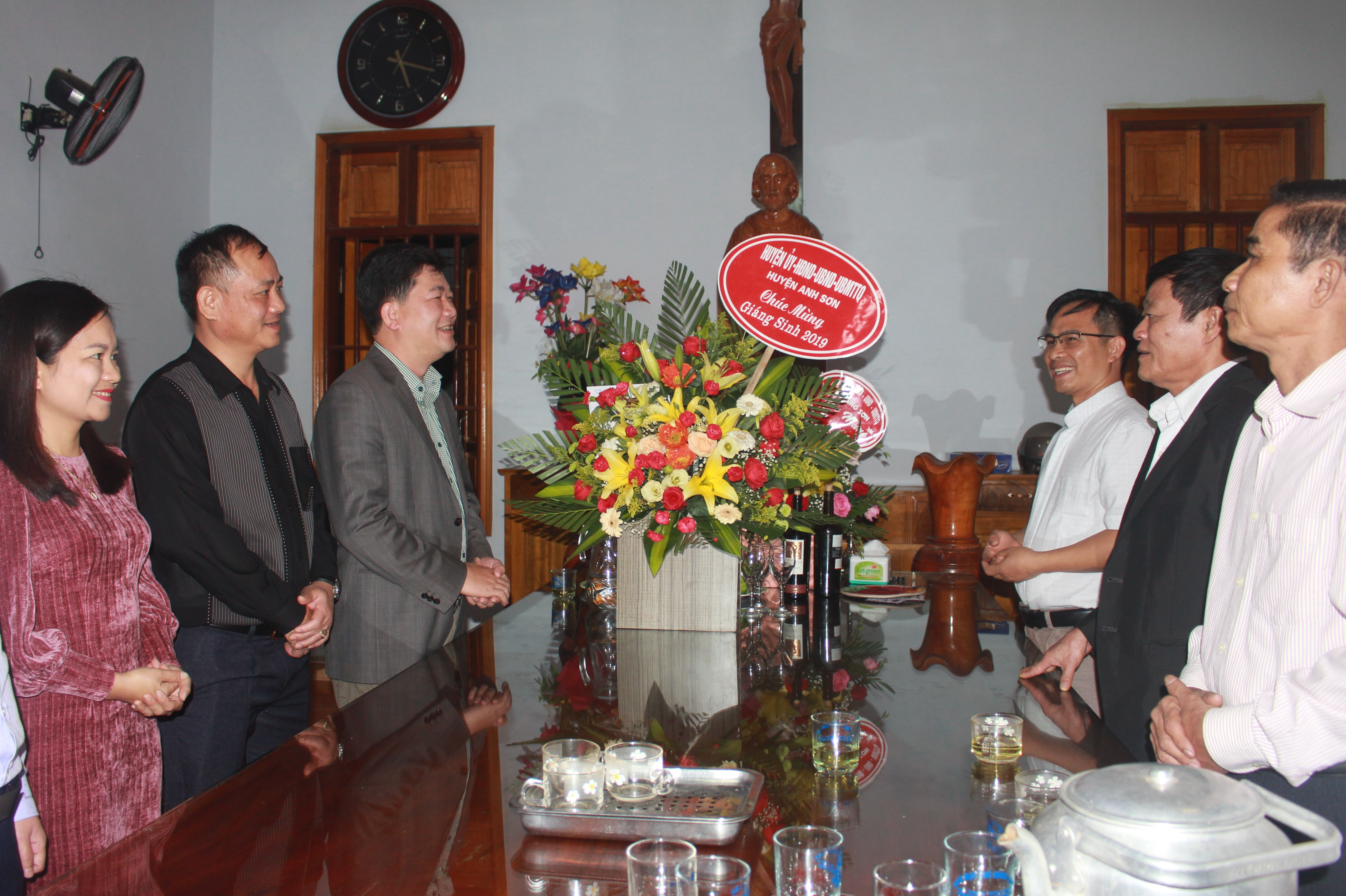 đồng chí Nguyễn Hữu Sáng- bí thư huyện ủy, chủ tịch UBND huyện đã đến chúc mừng  giáo xứ  Đồng Lam xã Hùng Sơn nhân dịp lễ Giáng sinh năm 2019