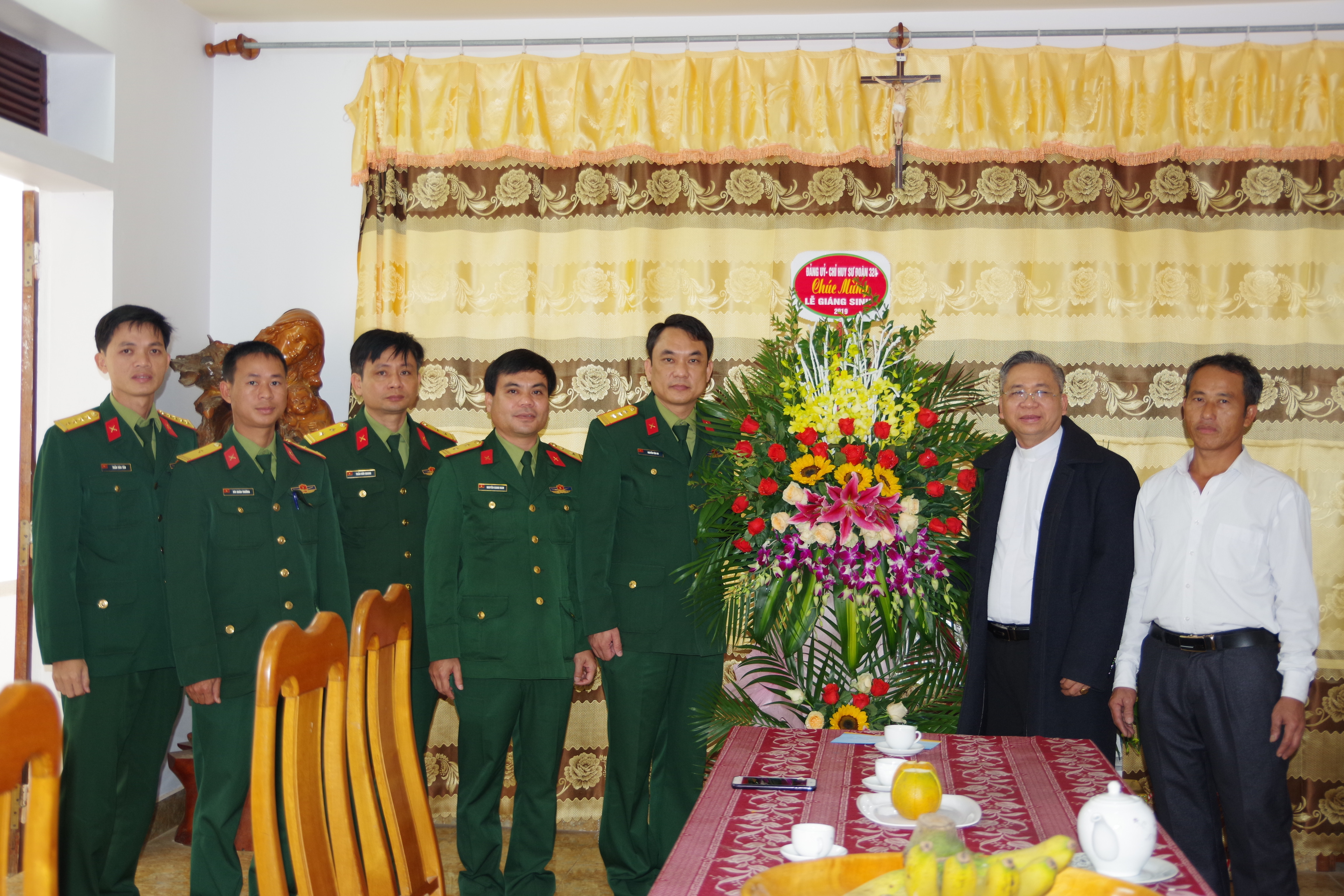 Đoàn cán bộ, chiến sĩ Sư đoàn 324 tặng hoa chúc mừng Trung tâm mục vụ Giáo hạt Bột Đà huyện Đô Lương