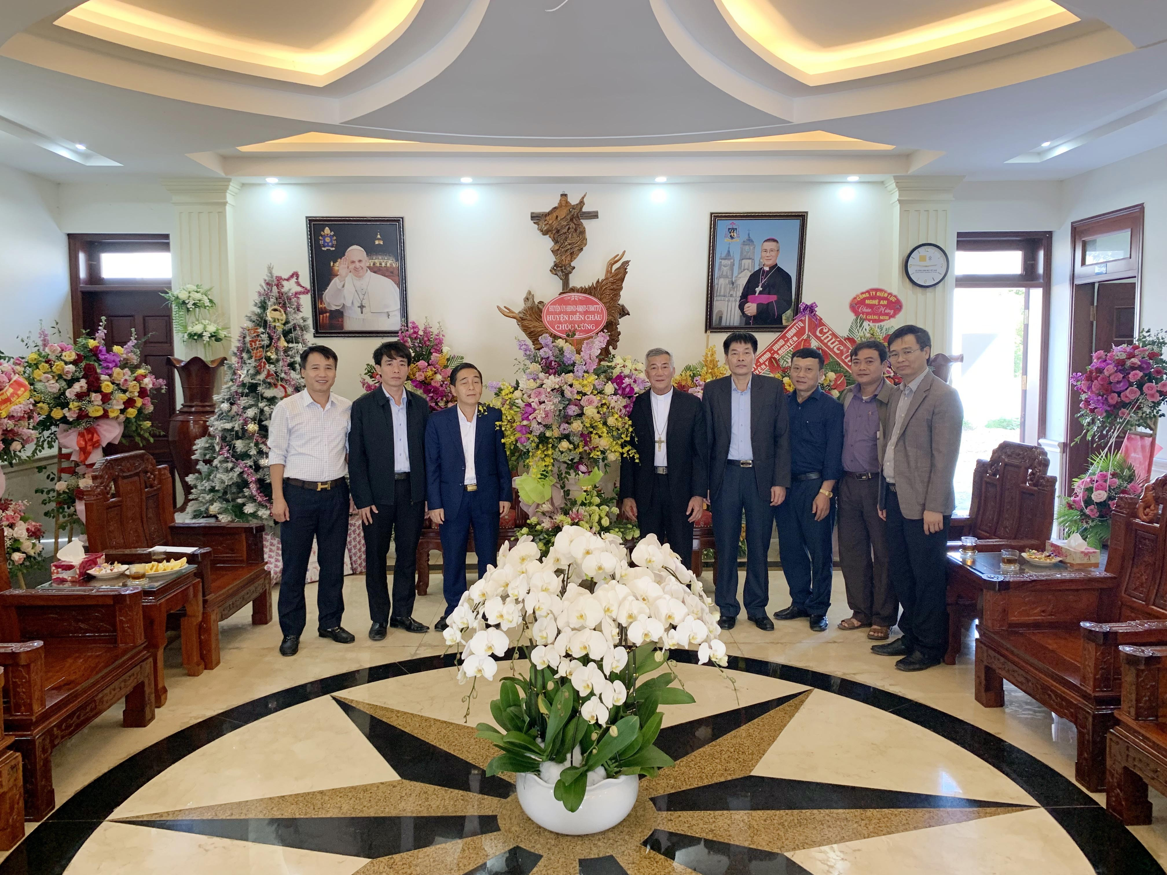 Các đ/c lãnh đạo Huyện ủy – HĐND – UBND – UB MTTQ huyện Diễn Châu đến chúc mừng Tòa giám mục Giáo phận Vinh nhân dịp Noel – 2029 và năm mới 2020