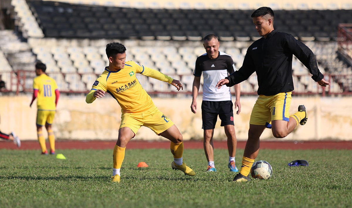 HLV Ngô Quang Trường chính thức tiếp quản SLNA và cùng đội bóng xứ Nghệ chuẩn bị cho V.League 2020. Cựu thủ quân SLNA ngày nào thể hiện sự thoải mái, rạng rỡ trên khuôn mặt. Ảnh: Trung Kiên