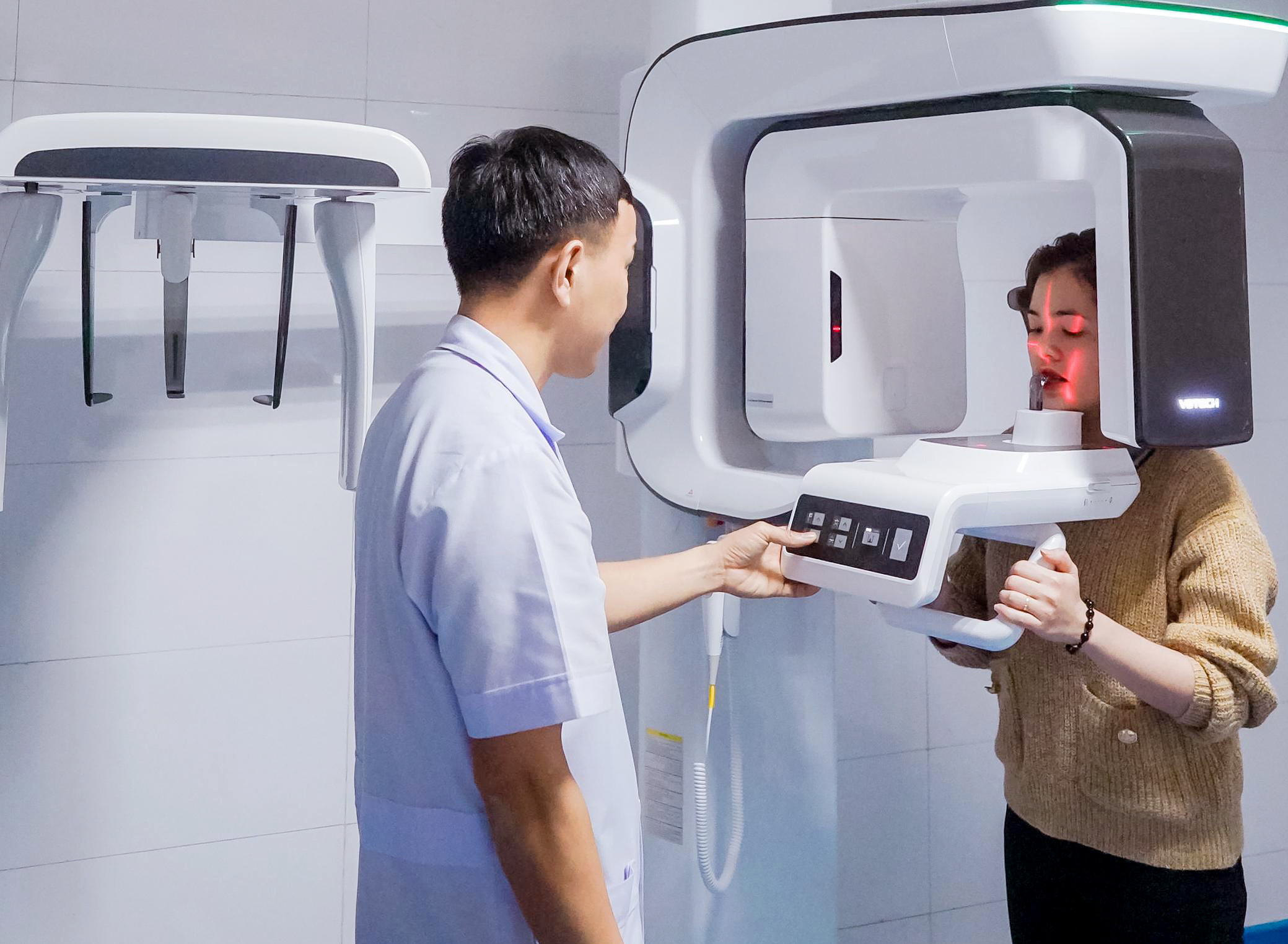 Bệnh viện Đa khoa Cửa Đông sử dụng máy CT-Scanner cone beam trong điều trị nha khoa.