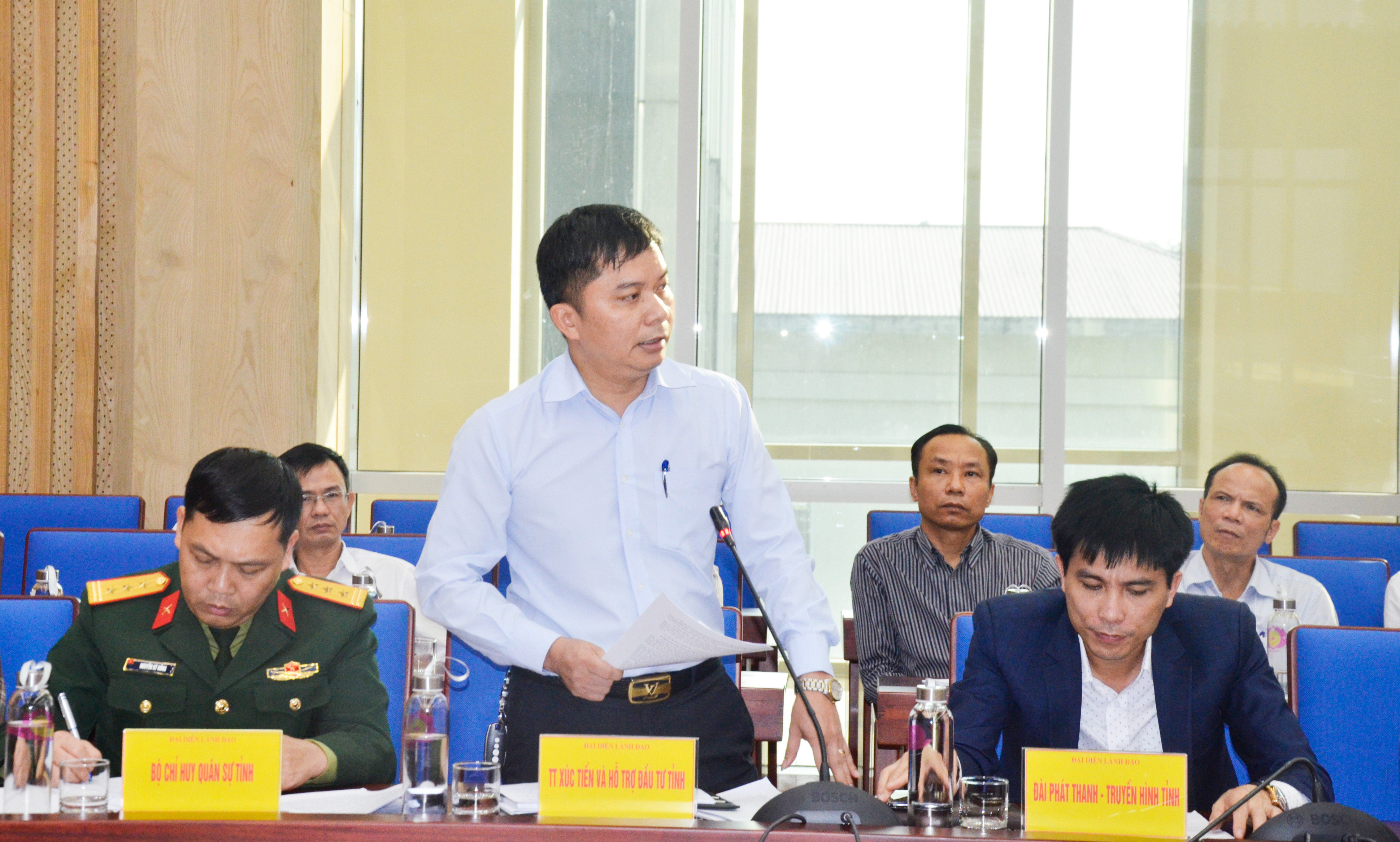 Ông Nguyễn Văn Nam - Phó Giám đốc Trung tâm xúc tiến hỗ trợ đầu tư tỉnh báo cáo dự kiến Hội nghị gặp mặt 