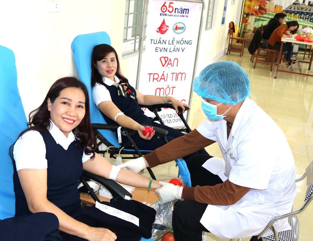 Cán bộ Điện lực Nghệ An tham gia hiến máu