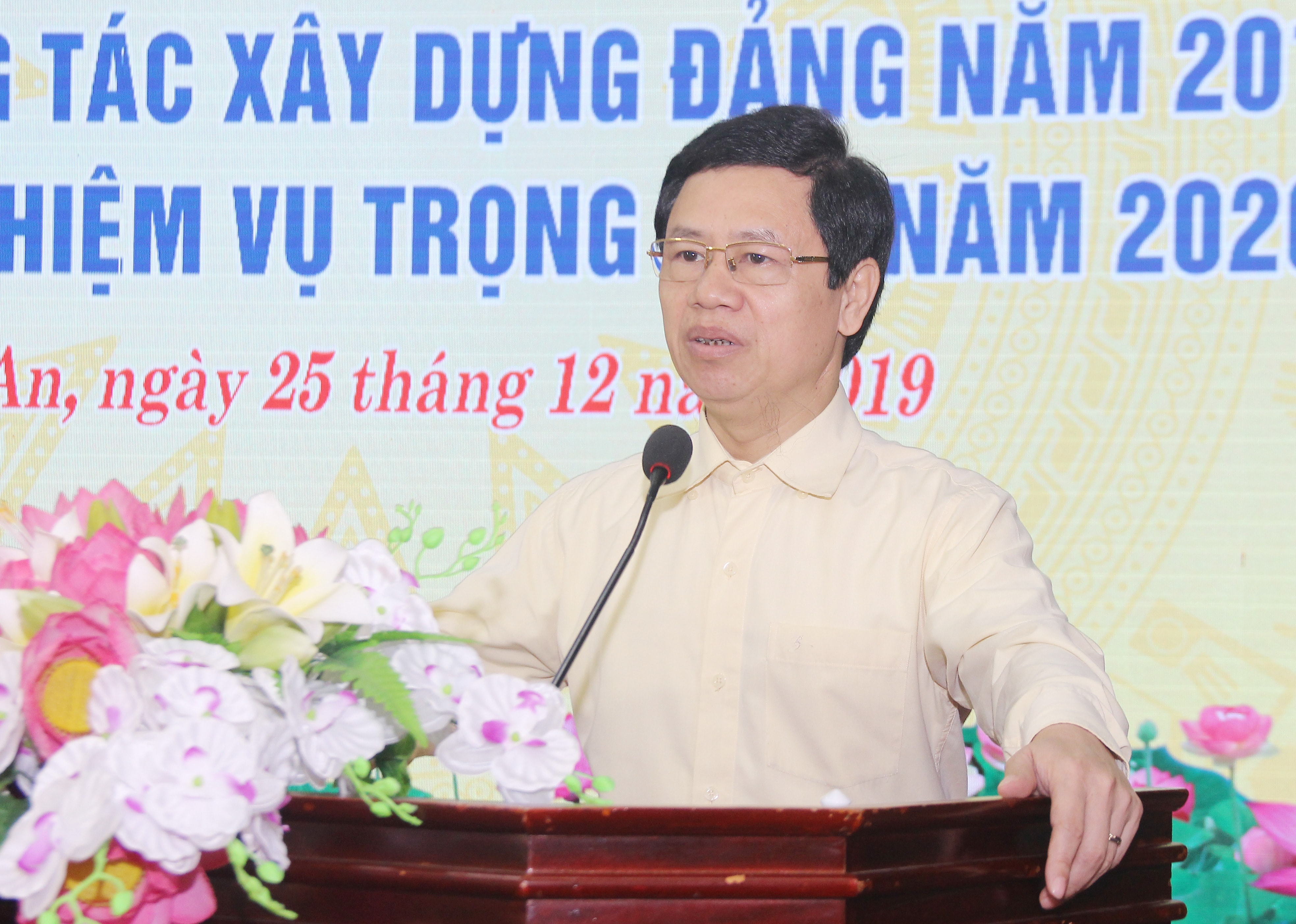 Đồng chí Nguyễn Xuân Sơn - Phó Bí thư Thường trực Tỉnh ủy, Chủ tịch HĐND tỉnh nhấn mạnh, việc giúp đỡ, hỗ trợ người nghèo tránh tạo ra sự ỷ lại của người nghèo. Ảnh: Mai Hoa