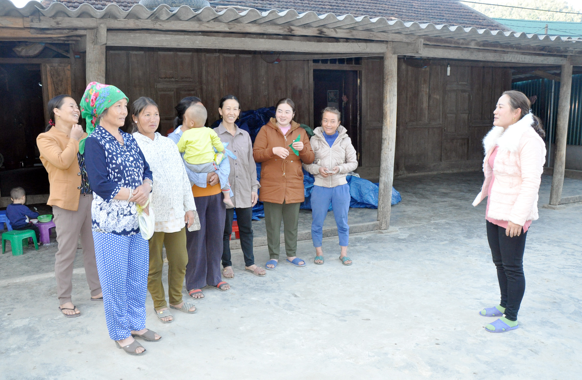 Chị Lỳ Y Mò (ngoài cùng, bên phải) – cộng tác viên dân số bản Trường Sơn, xã Nậm Cắn (Kỳ Sơn) thực hiện các biện pháp tránh thai.