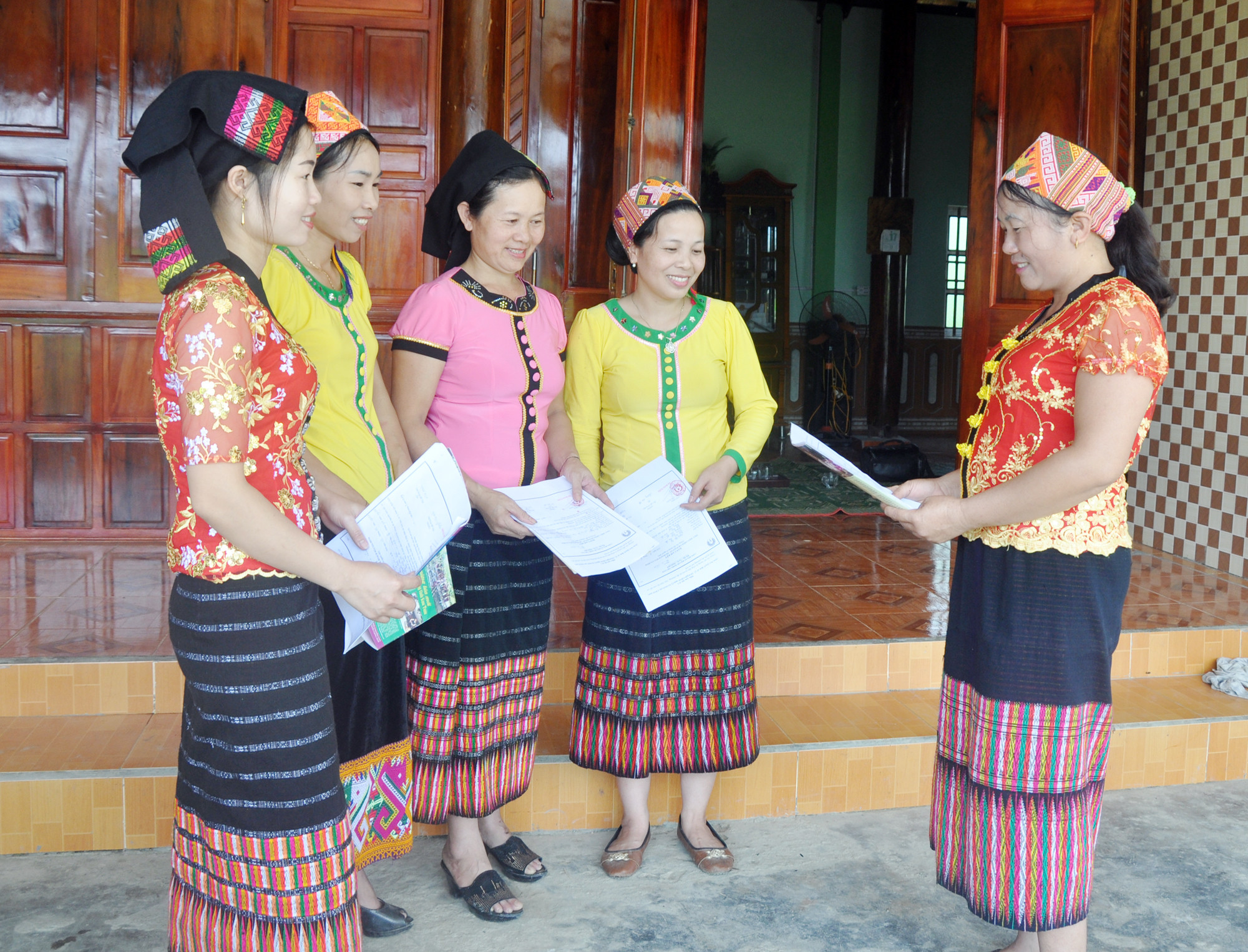 2.Chị Vi Thị Nhung (ngoài cùng, bên phải) – cộng tác viên dân số bản Mét, xã Lục Dạ (Con Cuông) vận động chị em trong độ tuổi sinh đẻ ký cam kết không sinh con thứ 3.