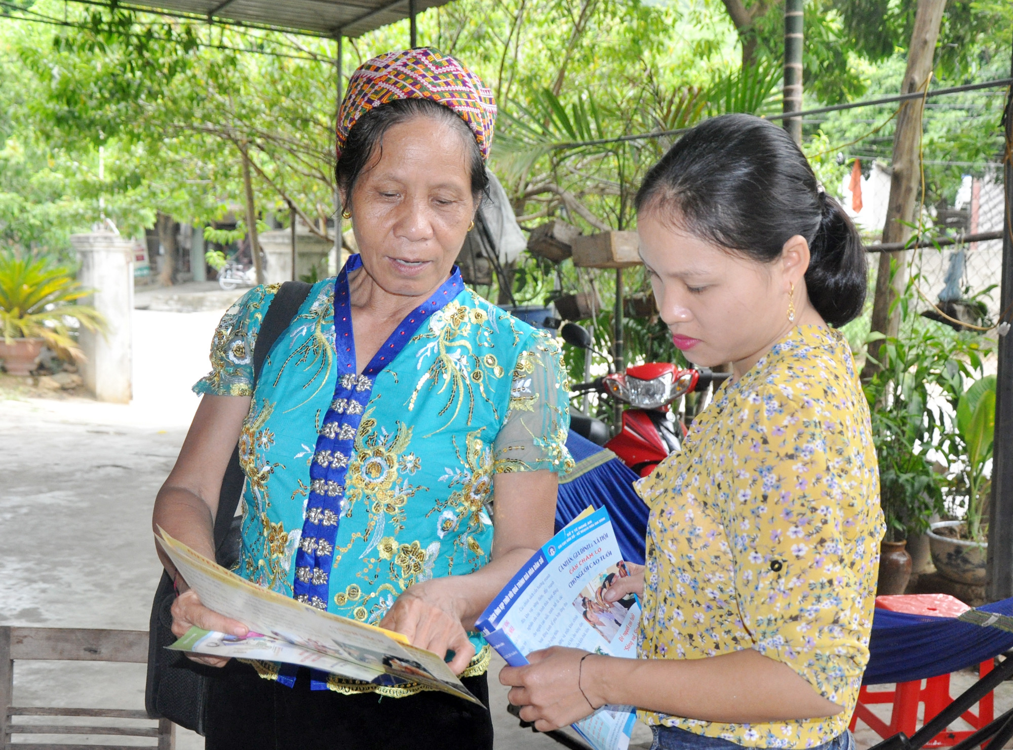 Cán bộ dân số xã Thạch Giám (Tương Dương) trao đổi kinh nghiệm, vận tuyên truyền.