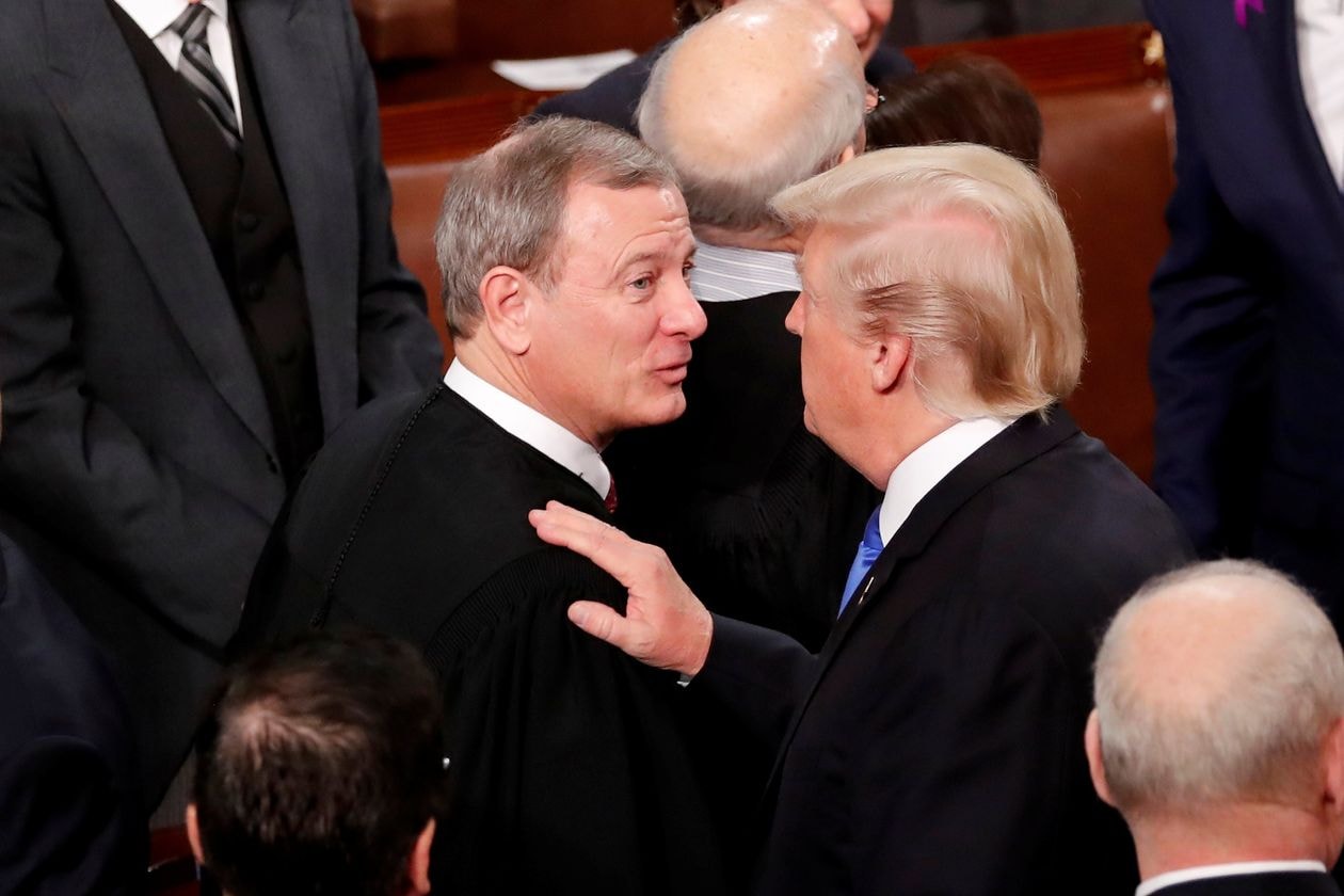 Chánh án Tòa án Tối cáo John Roberts và Tổng thống Mỹ Donald Trump. Ảnh: Reuters