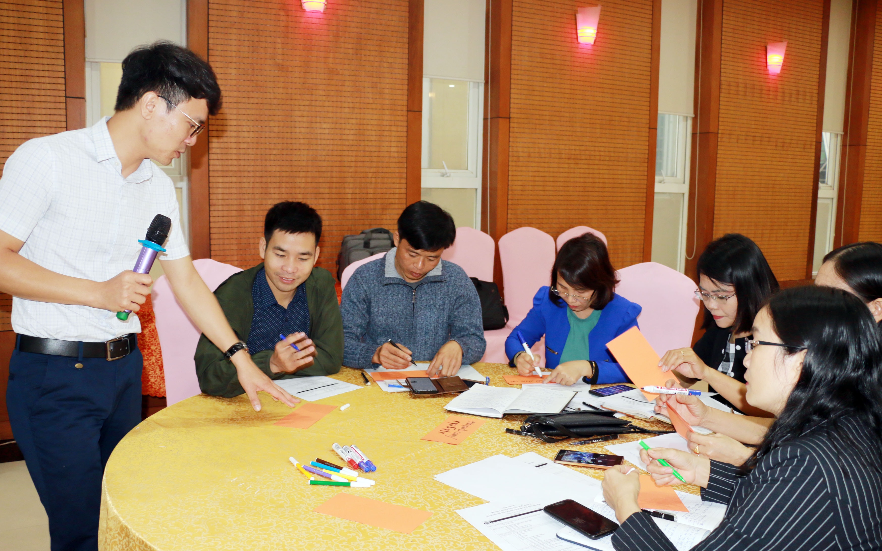 Các học viên trao đổi tại lớp tập huấn. Ảnh: Mỹ Hà.